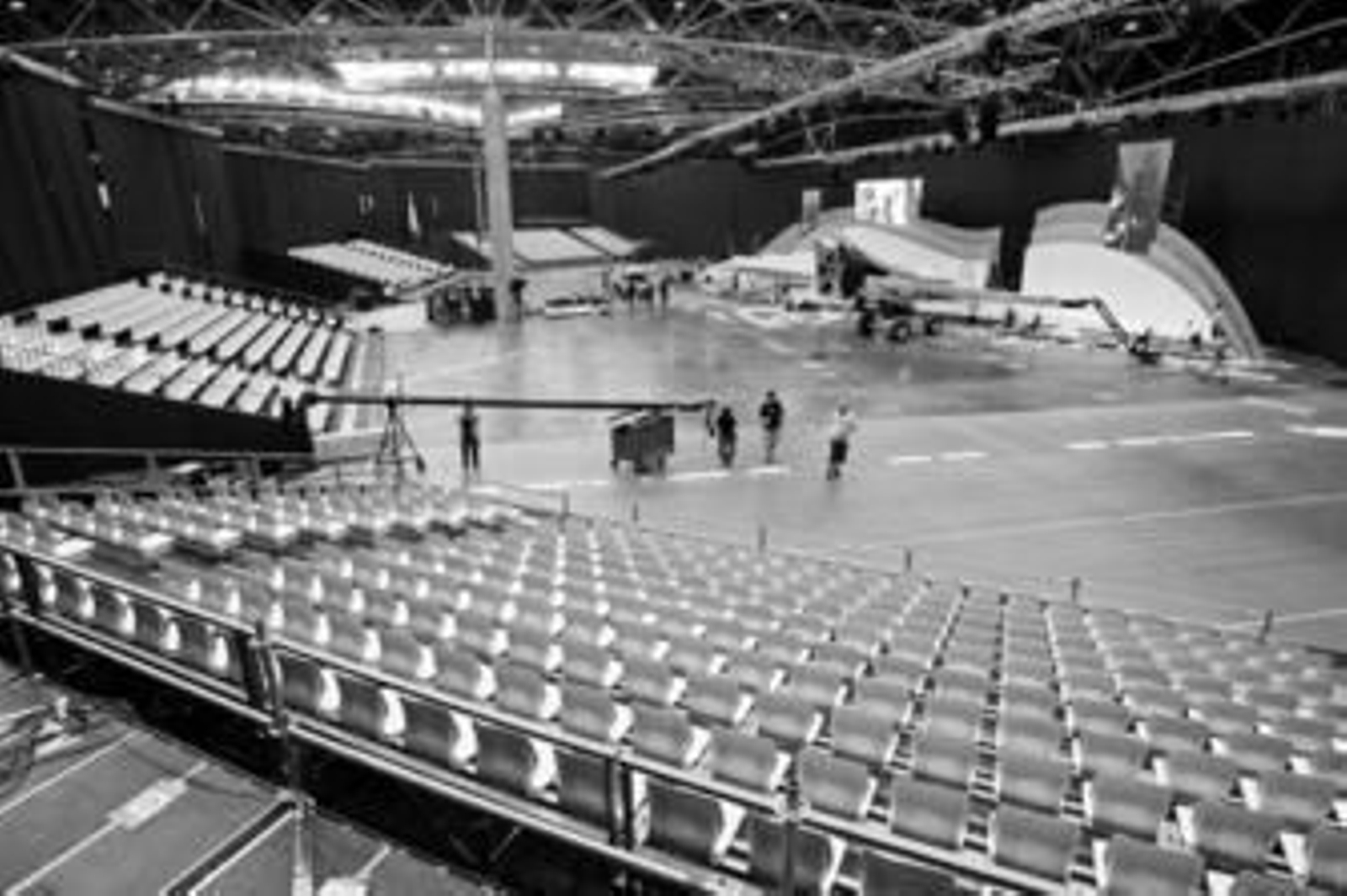 Operarios dan los últimos retoques al pabellón de la Feria de Muestras de Valencia donde se celebra el cónclave del PP.