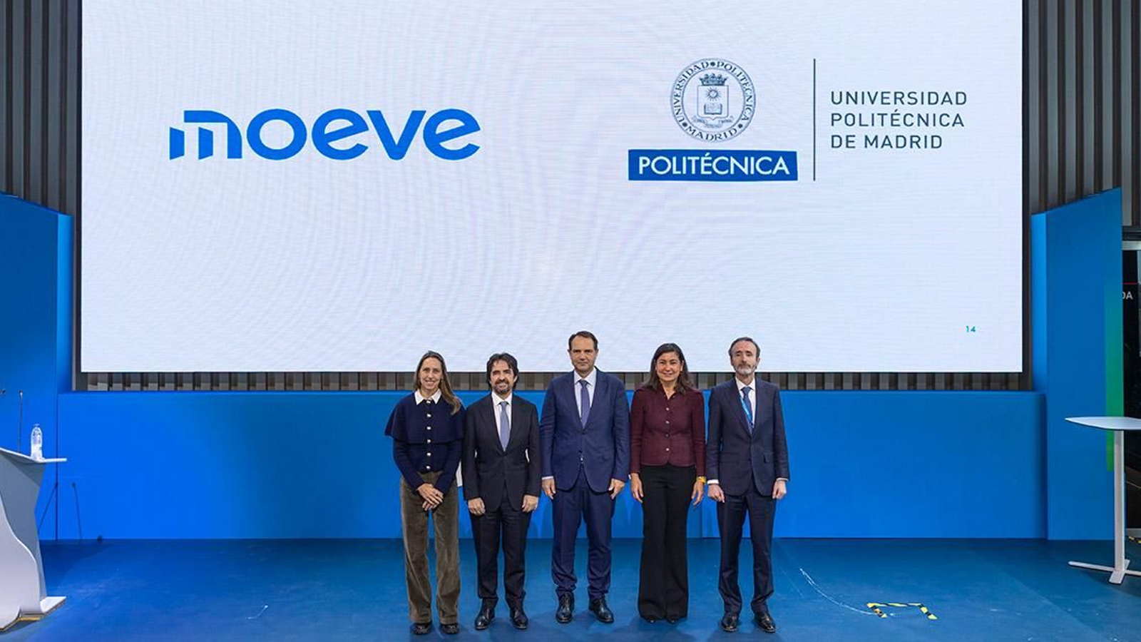 De izquierda a derecha, Bettina Karsch, vicepresidenta ejecutiva de Personas, Organización y Cultura en Moeve; José Manuel Martínez, director de Tecnología, Proyectos y Servicios en Moeve; Óscar García, rector de la UPM; Belén Linares, directora de Innovación de Moeve; Juan Manuel Muñoz Guijosa, director de la cátedra y vicerrector de Innovación, Emprendimiento y Transferencia en la UPM