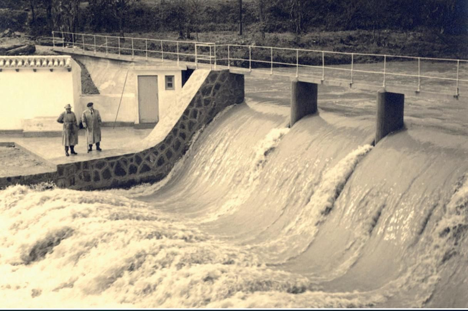 La Presa de El Cobre ya terminada y en pleno funcionamiento, en el invierno de 1955.