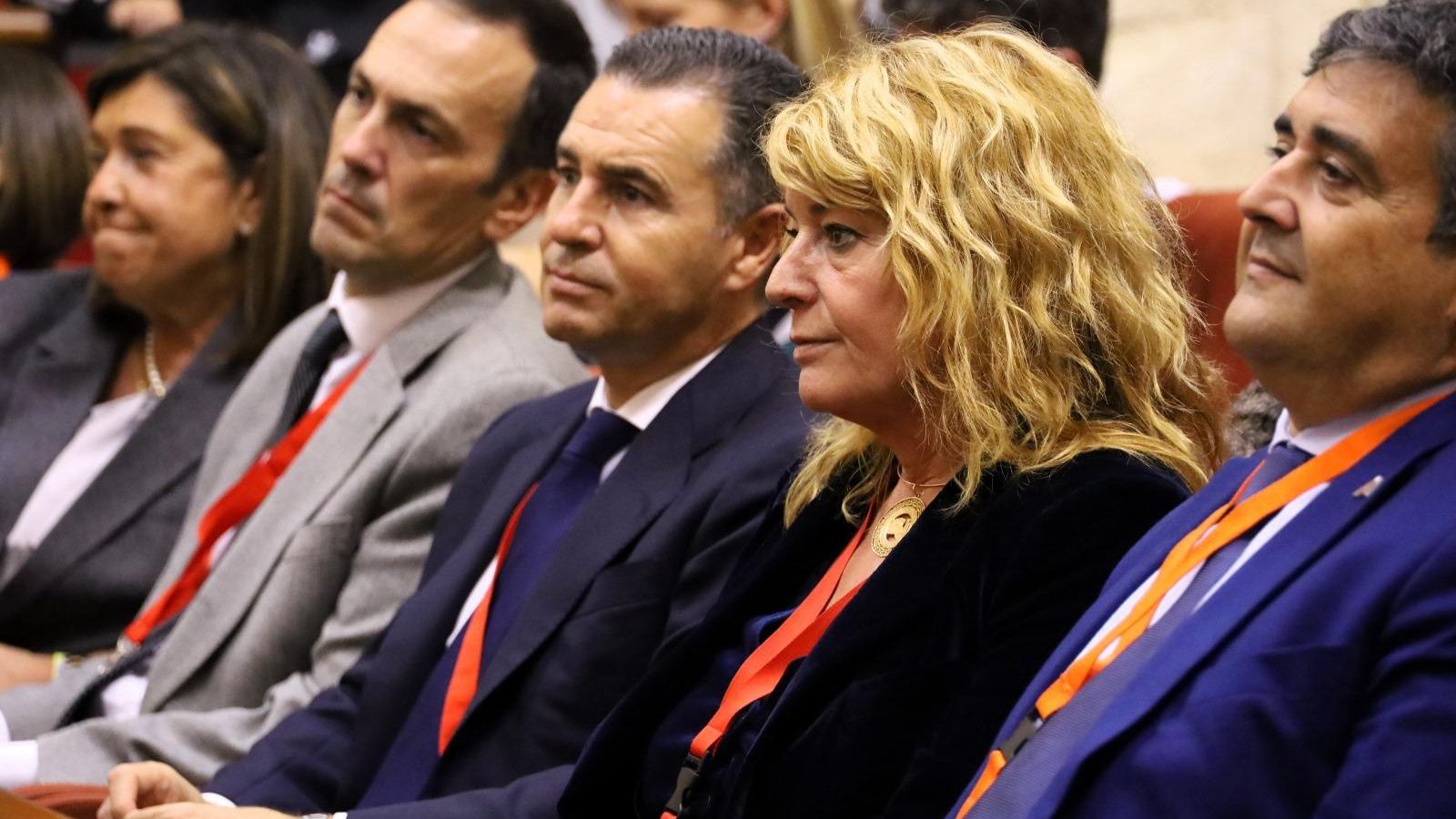 La alcaldesa de Huelva, Pilar Miranda, junto a José Manuel Correa, Felipe Arias, Francisco Muñoz y Carmen Céspedes. La alcaldesa de Huelva, Pilar Miranda, junto a José Manuel Correa, Felipe Arias, Francisco Muñoz y Carmen Céspedes.