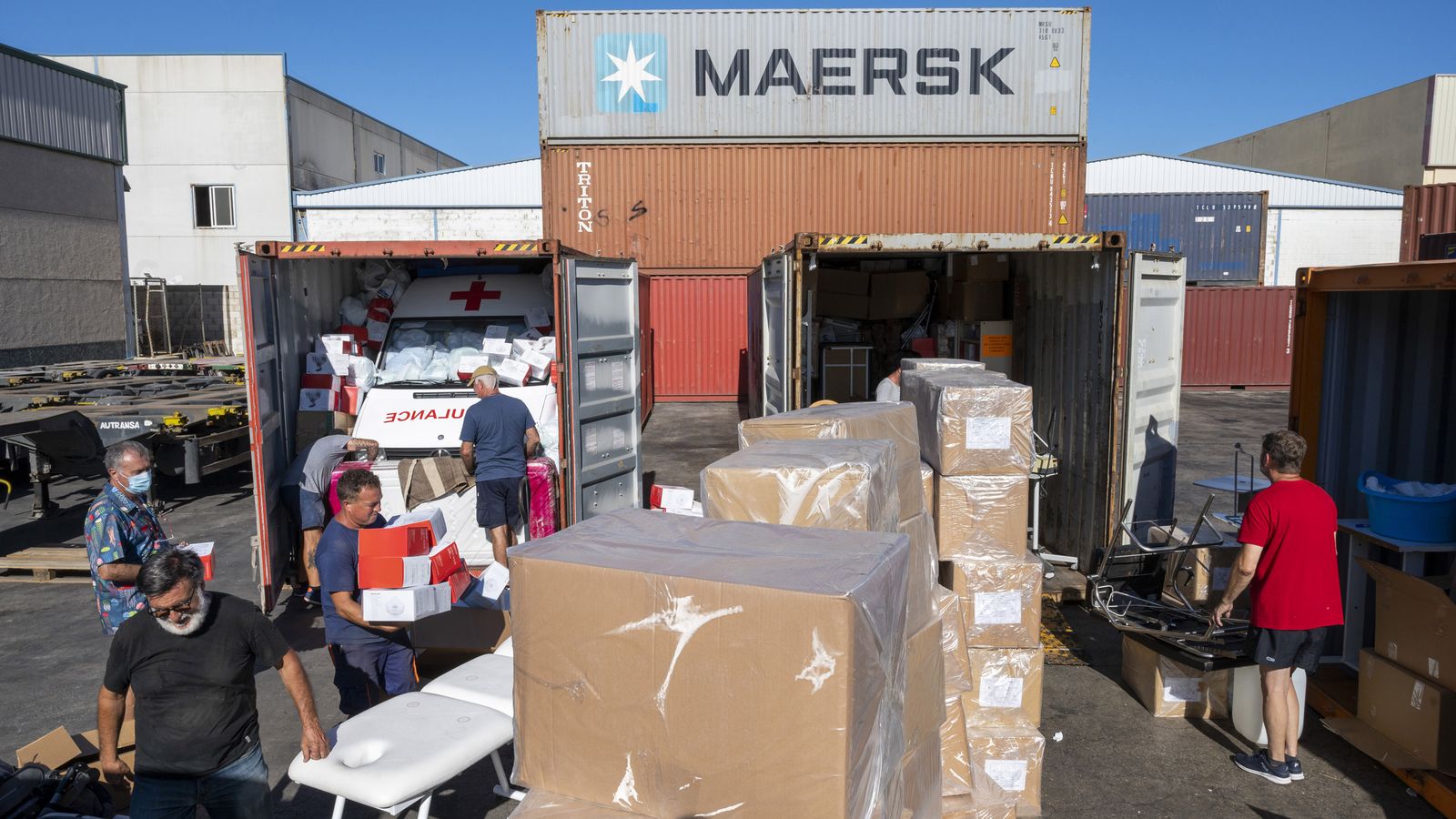 Uno de los contenedores cargados de material sanitario.