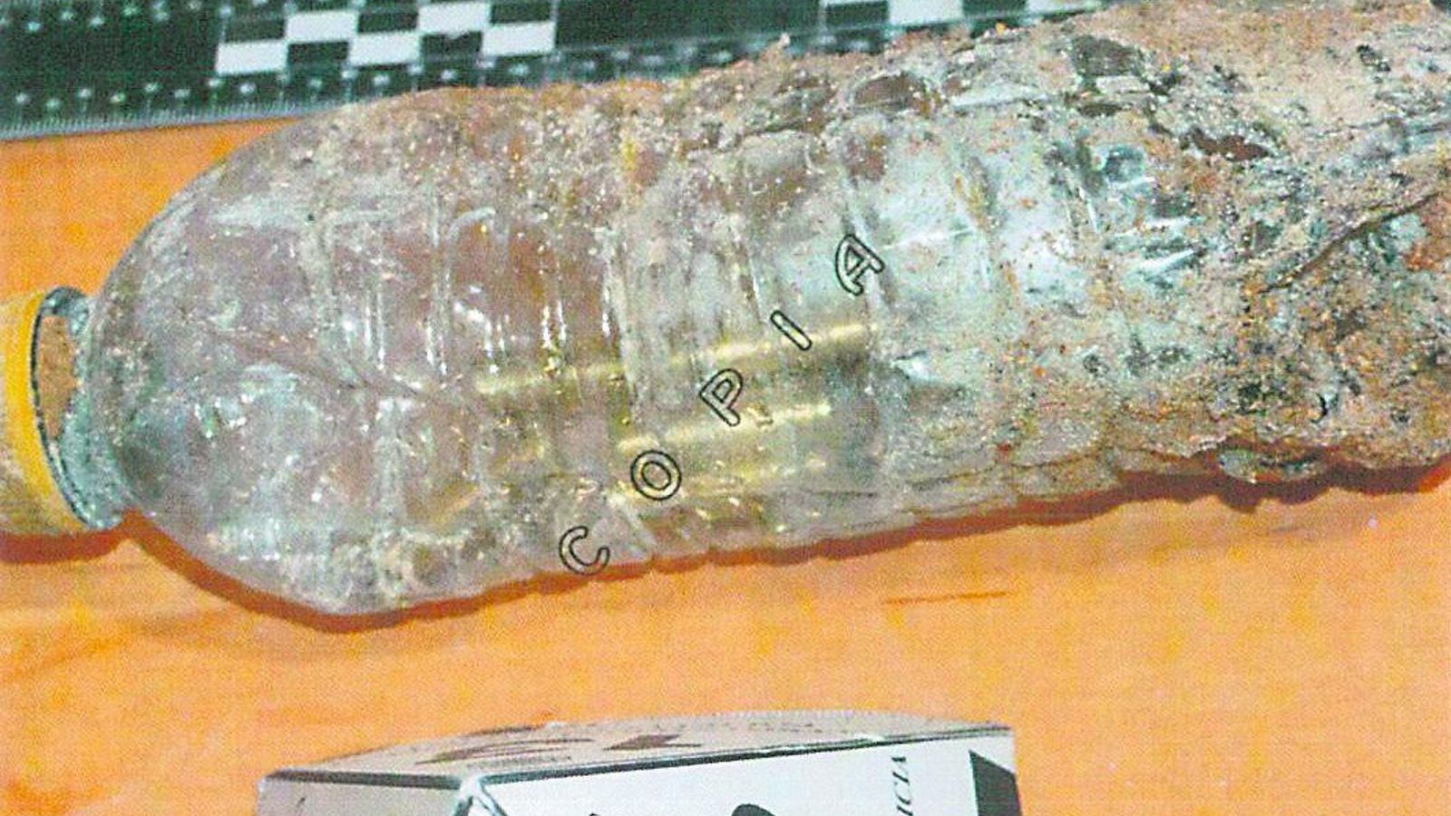 Un detalle de la botella de plástico con los casquillos.