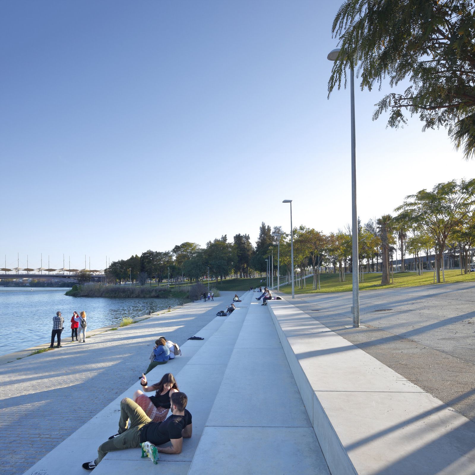 La escalinata del parque junto a la dársena del río.
