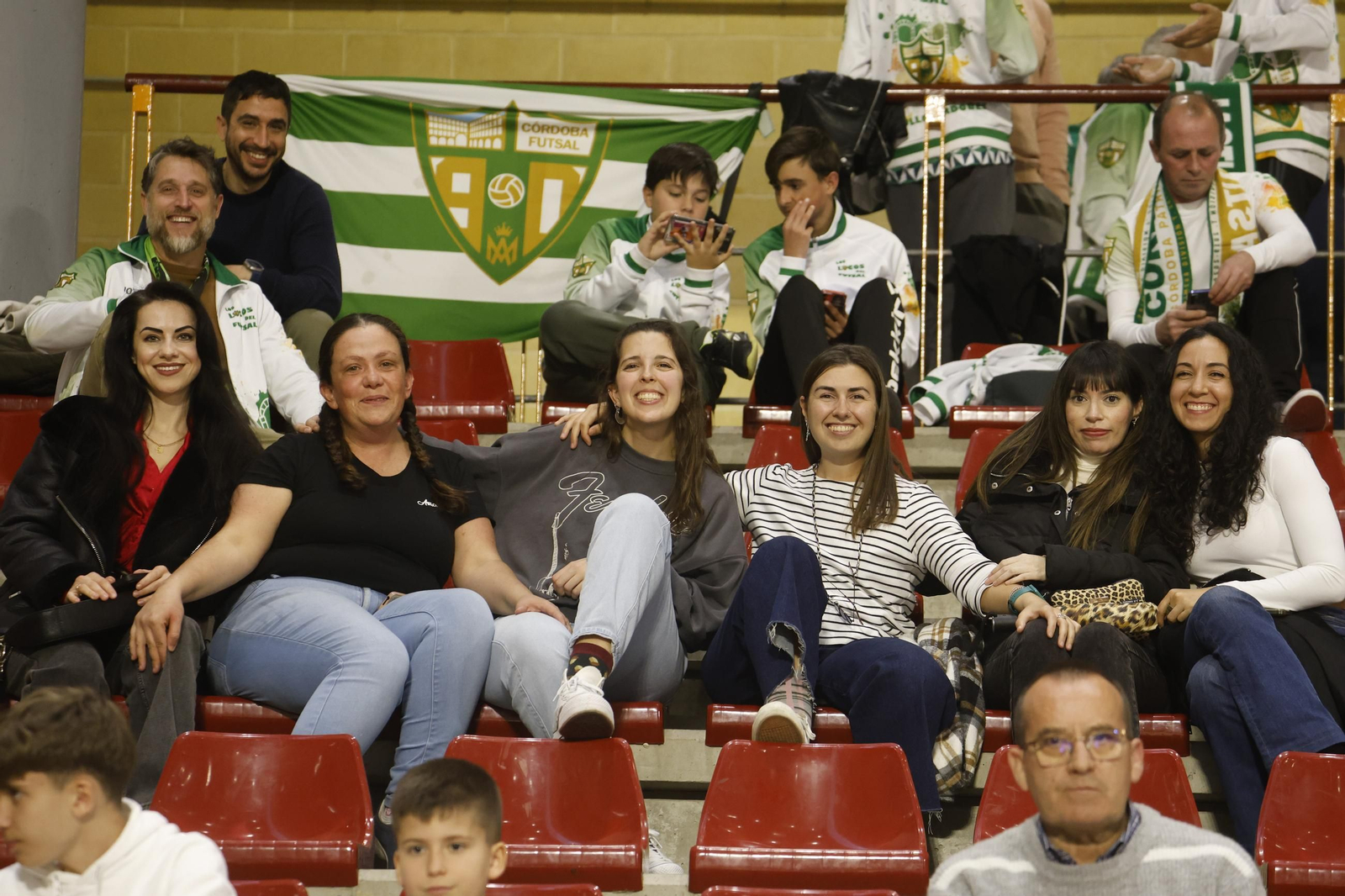 Las mejores fotos del ambiente en Vista Alegre para el Córdoba Futsal - Palma.