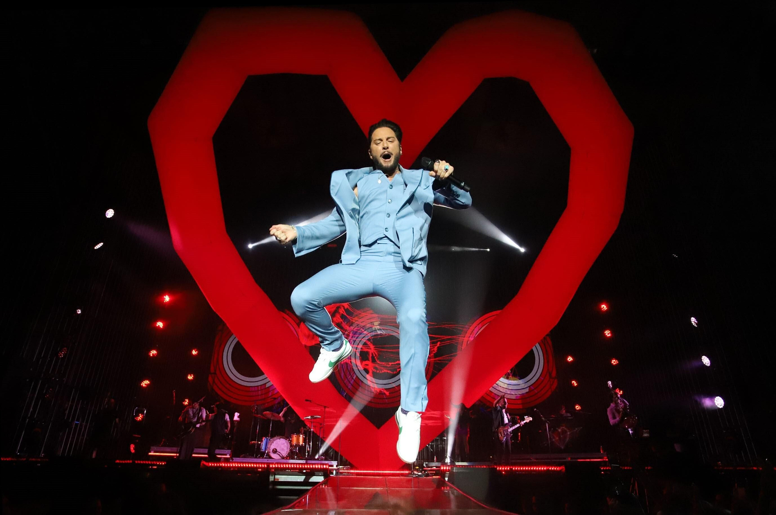 Estos son todos los looks de Manuel Carrasco en su 'Tour Corazón y Flecha' Estos son todos los looks de Manuel Carrasco en su 'Tour Corazón y Flecha'