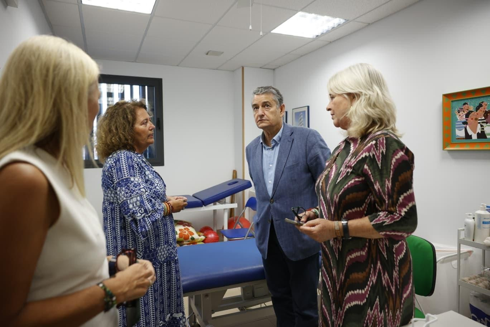El consejero Antonio Sanz, la delegada del Gobierno andaluz en Cádiz, Mercedes Colombo y la delegada territorial de Salud, Eva Pajares, en la sede de Agamama con su coordinadora, Maripaz Ríos.