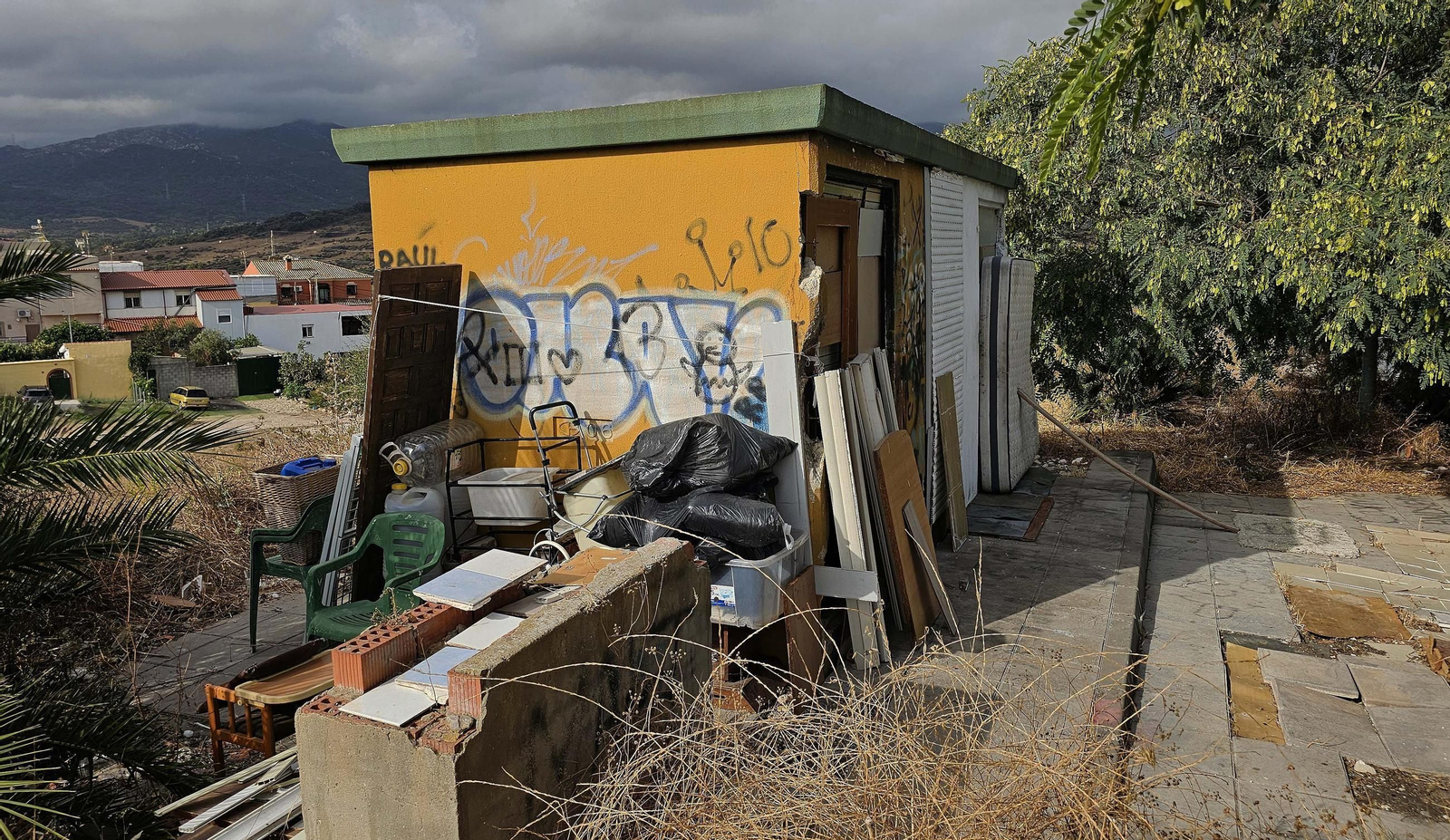 Las escombreras ilegales de Algeciras, en imágenes