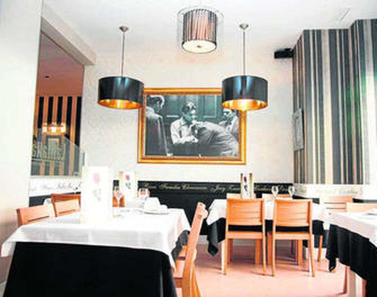 En la Plaza del Duque se sitúa el primer establecimiento de La Mafia en Sevilla.