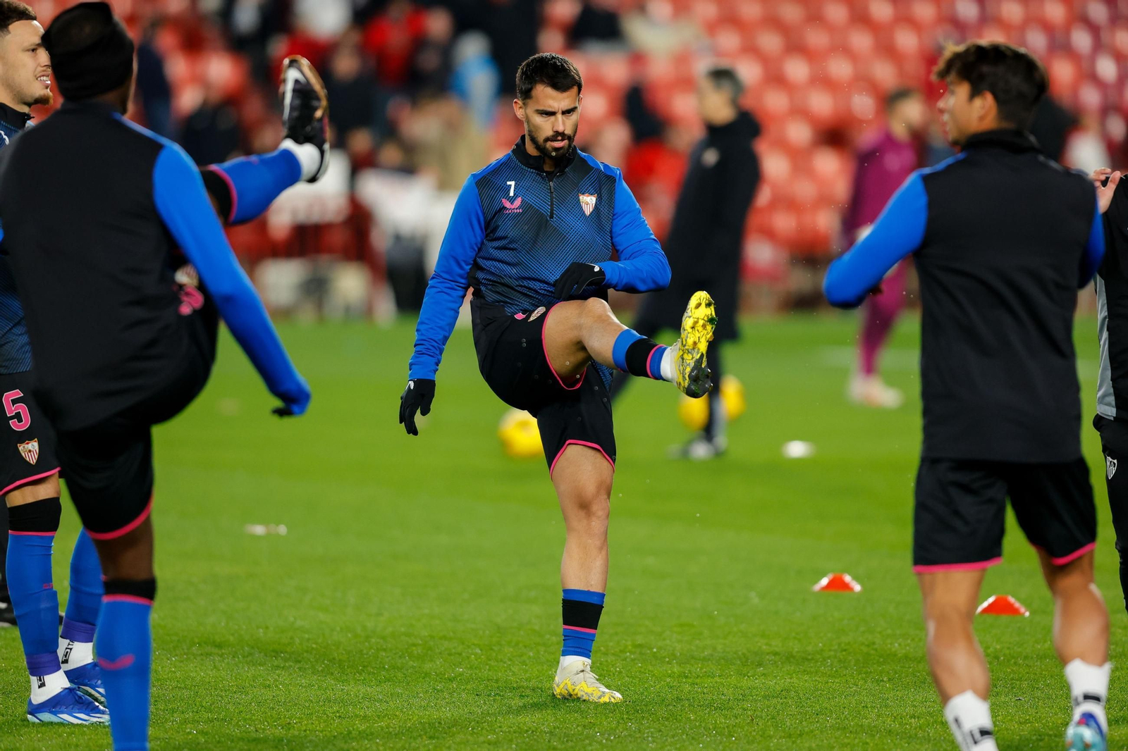 Suso calienta antes de un partido.