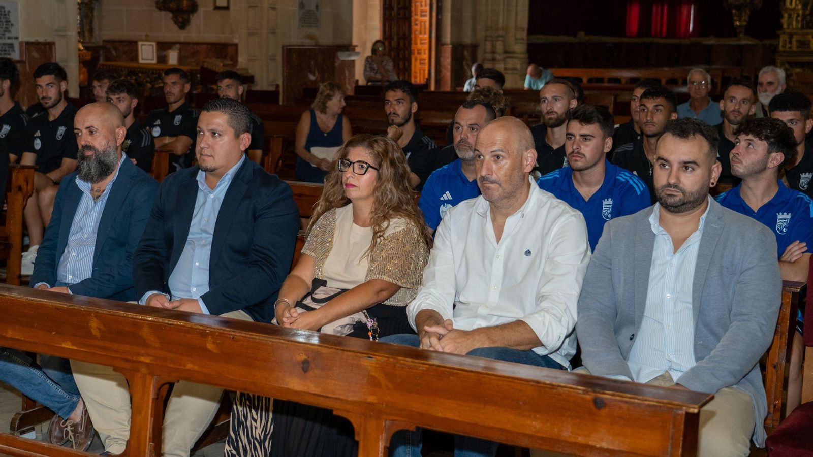 Los dirigentes azulinos, atentos a las palabras del comendador mercedario Felipe Ortuno.