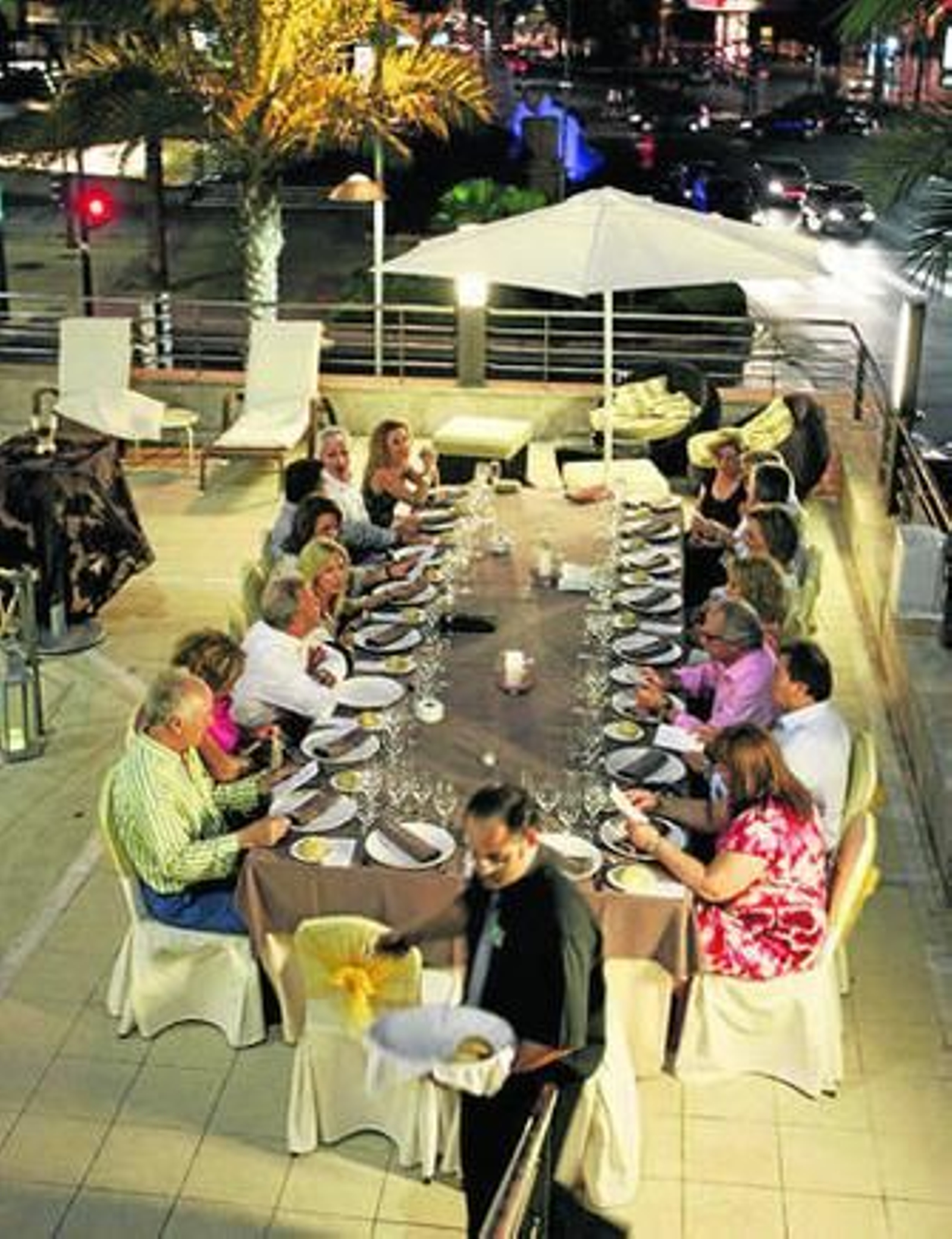 Grupo cenando en la terraza del Vita Gran Hotel Almería.