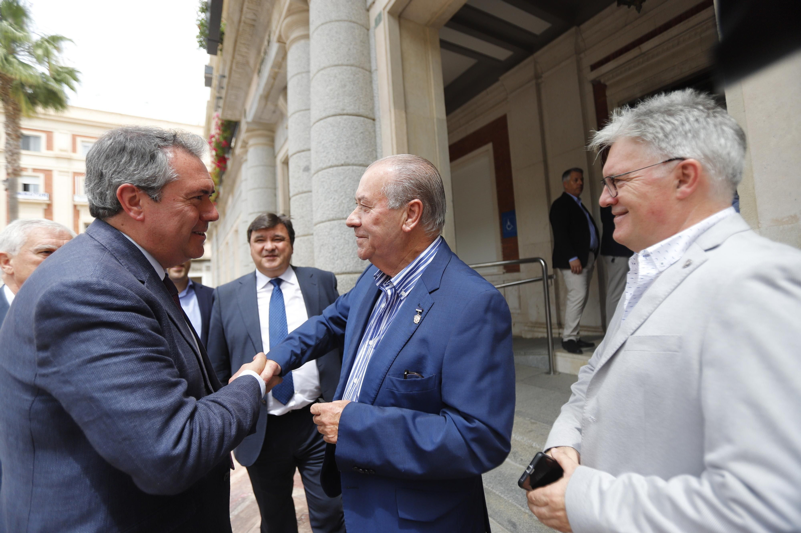 Imágenes de la capilla ardiente de Miguel Báez Espuny 'Litri' en la mañana del viernes