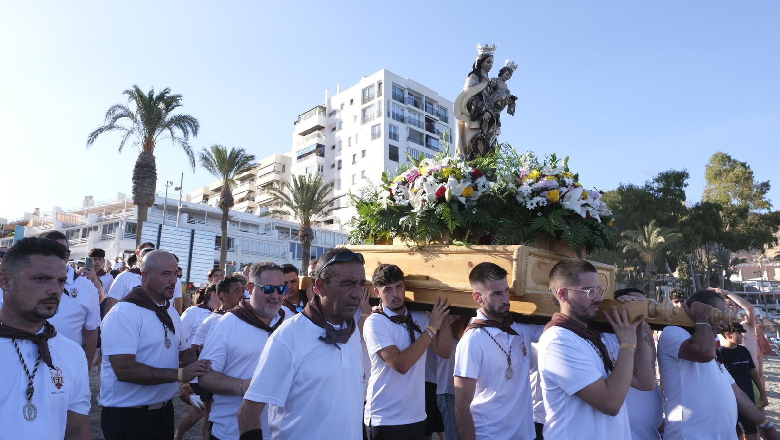 La procesión marítima de la Virgen del Carmen en Aguadulce, en imágenes