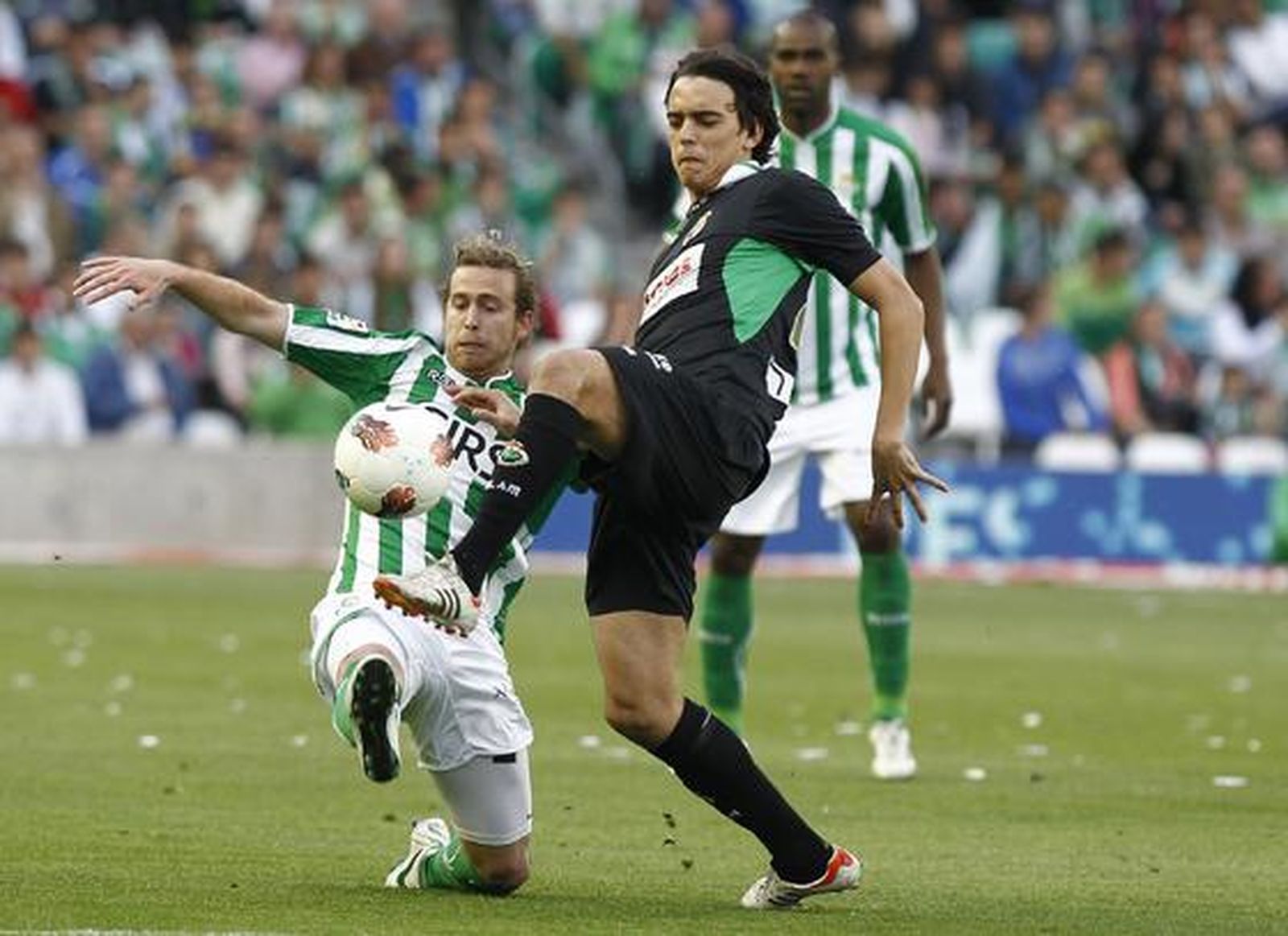 Cañas lucha un balón en presencia de Paulao. / Antonio Pizarro