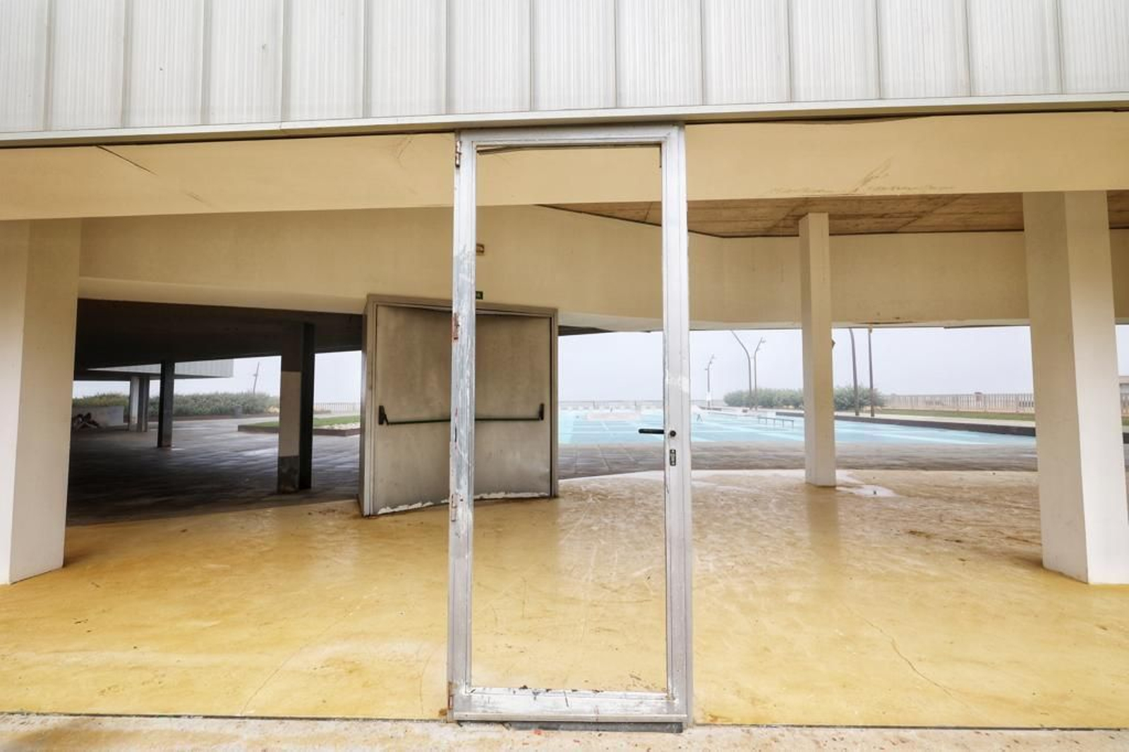 Imágenes del abandono de la pérgola del parque Genovés de Cádiz