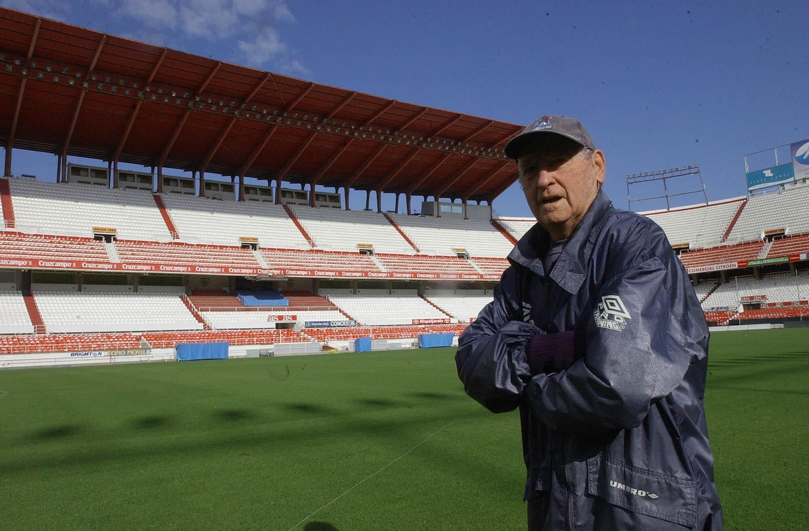 Juan Arza posa en el Ramón Sánchez-Pizjuán en 2007, cuatro años antes de su muerte.