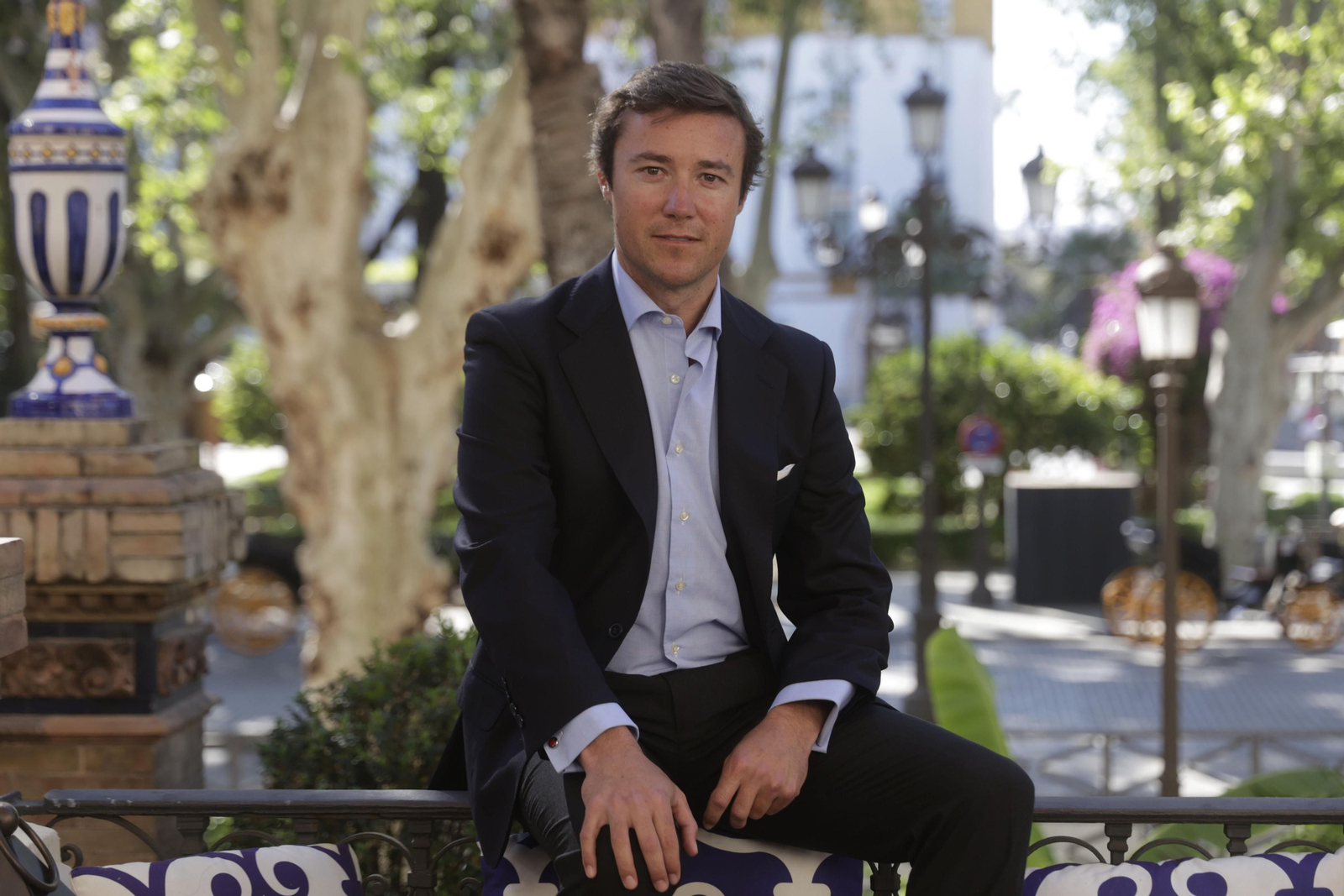 El ganadero Álvaro Martínez-Conradi en la terraza del hotel Alfonso XIII.