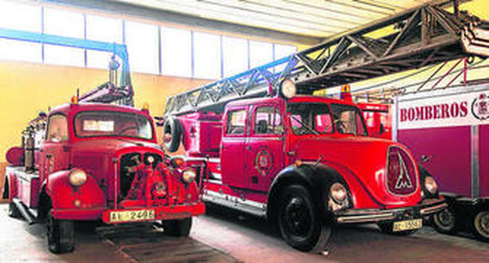 El Volva y el Magirus, dos valiosas piezas de museo y testimonios aún vivos de una época heroica del Parque de Bomberos de Almería.