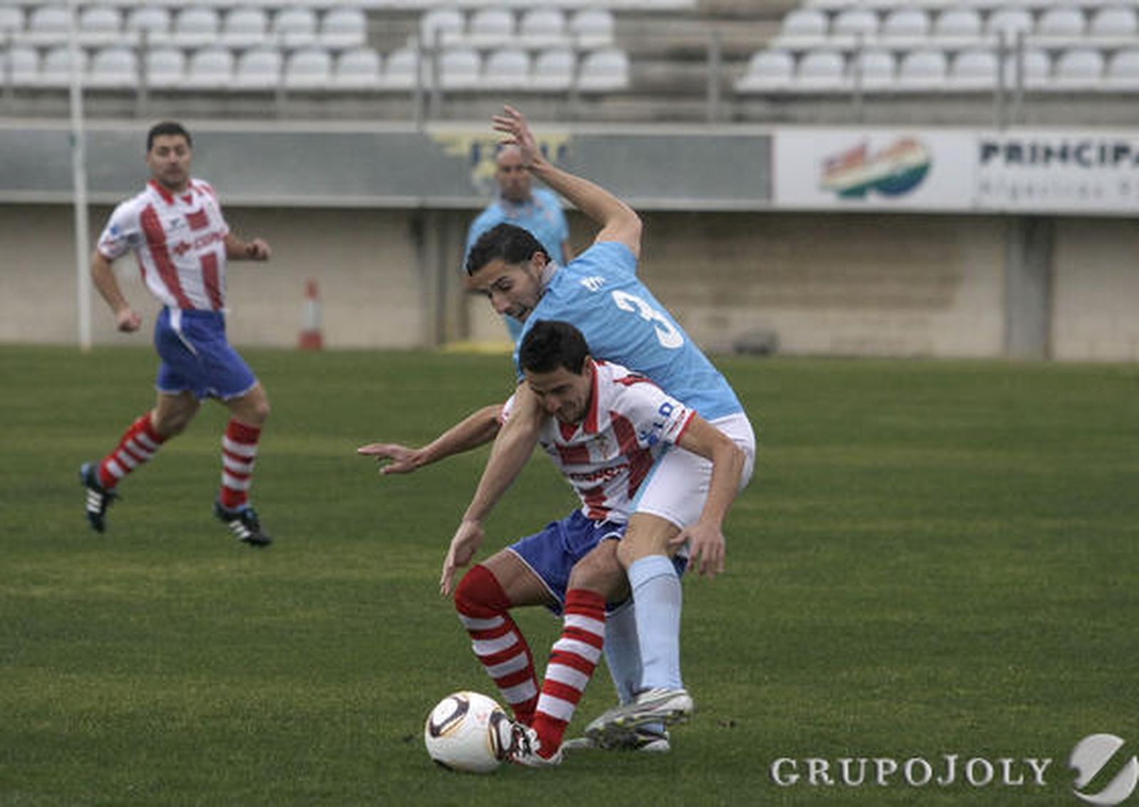 El Algeciras se aleja aún más de la zona de liguilla al perder en el Nuevo Mirador ante el San Fernando./Fotos:Erasmo Fenoy

Foto: Erasmo Fenoy