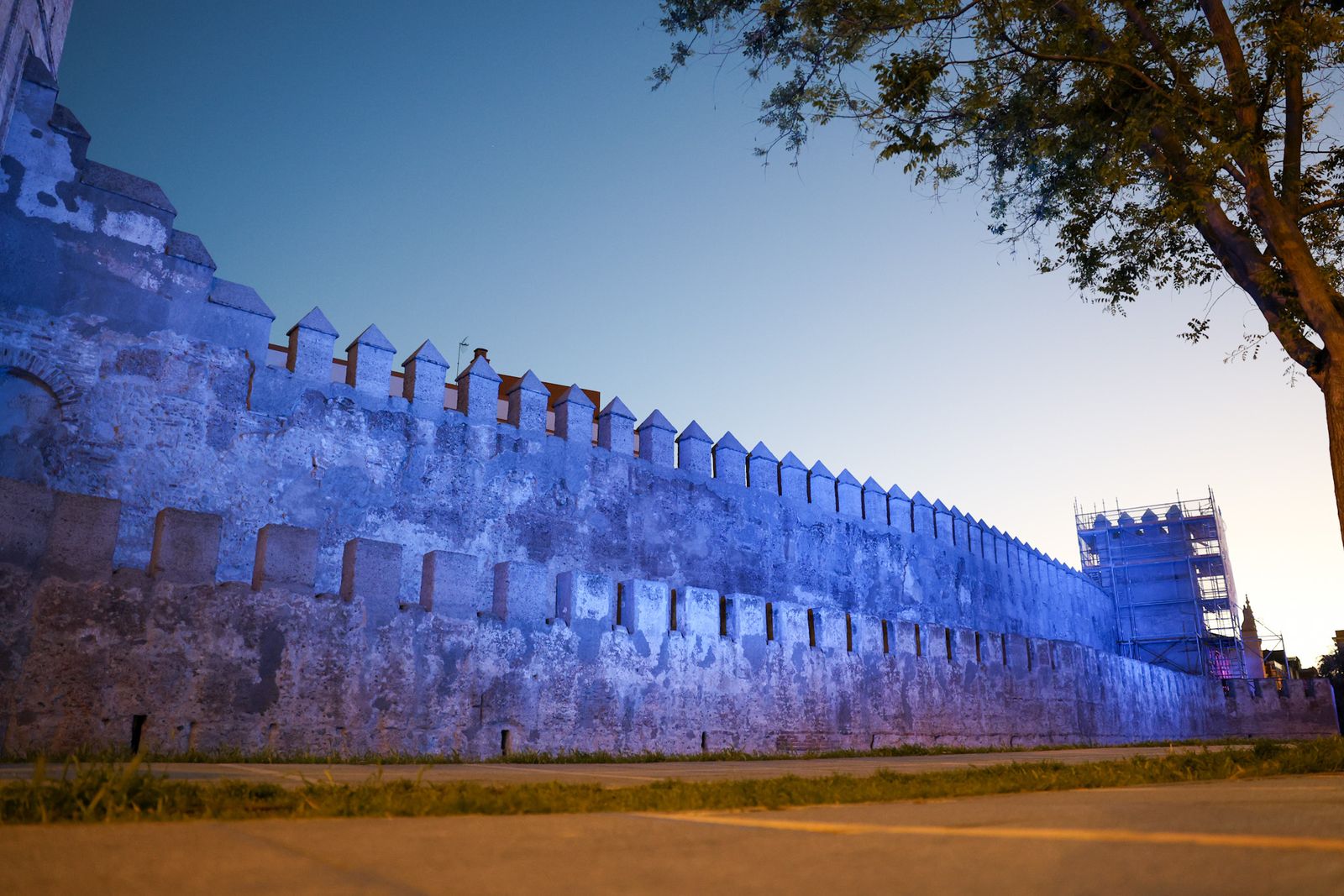 La muralla de la Macarena estrena iluminación.