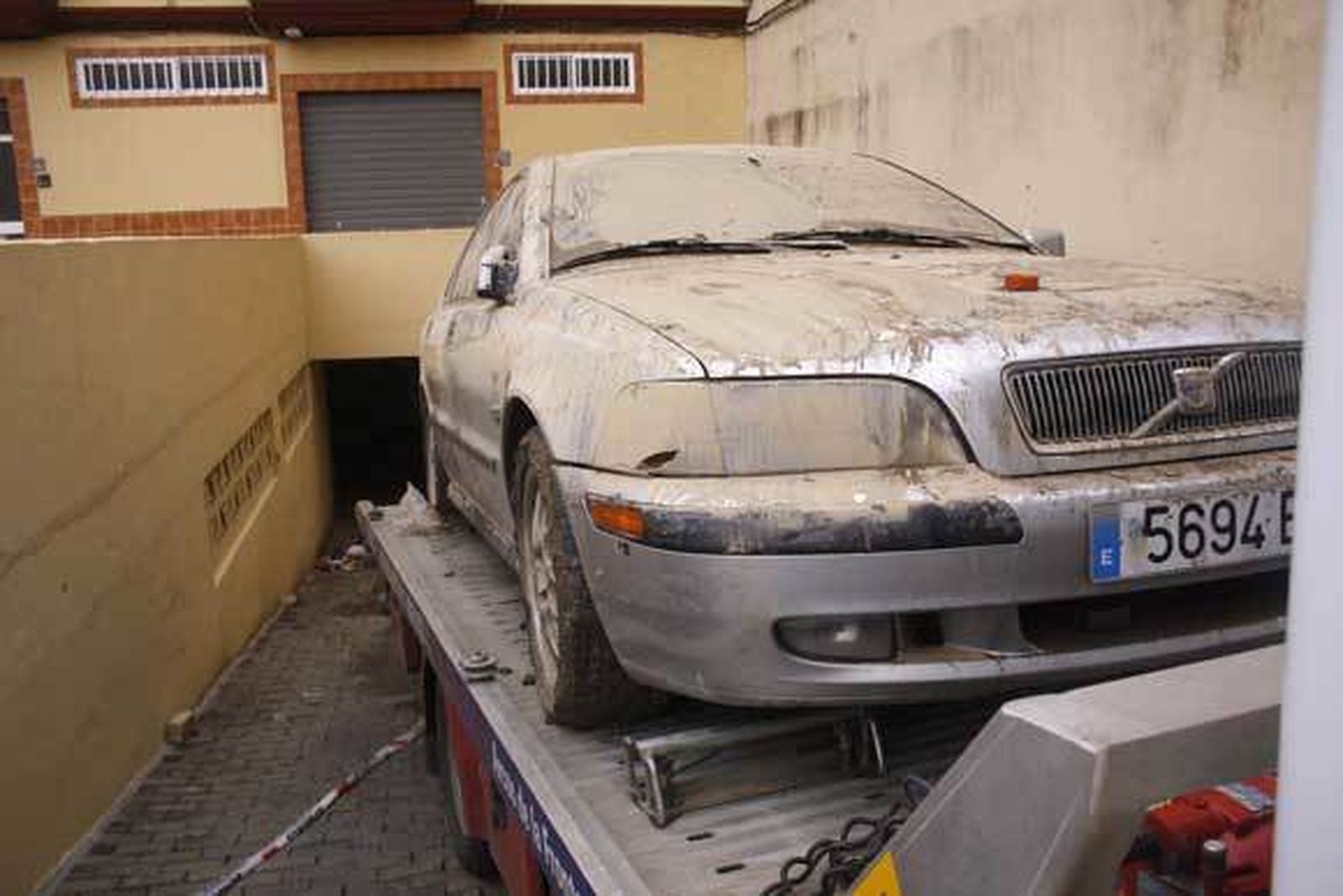 La iglesia está en la fase de recuperación y de valoración de daños. El padre Llanes explica la homilía a viva voz porque los altavoces no funcionan tras la riada./Fotos:Vanessa Pérez  Foto: Vanessa Perez