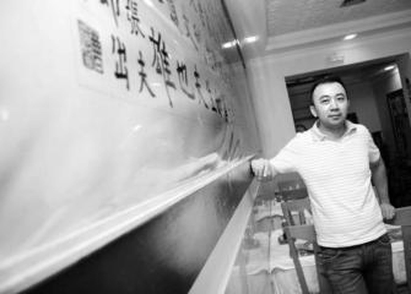 Kai Zhou, en el comedor del restaurante que regenta en la calle Aponte, uno de los decanos en Sevilla.