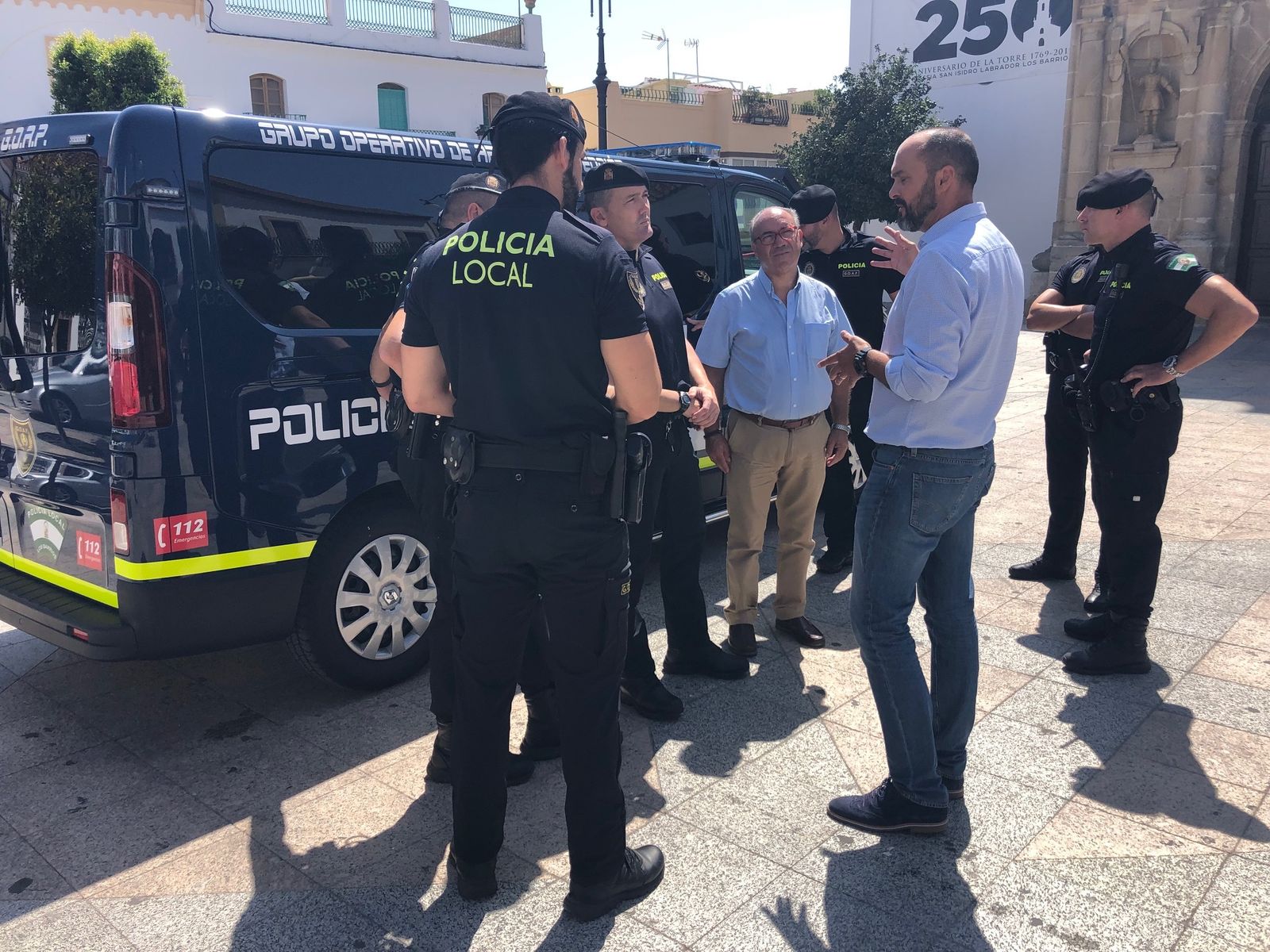 Efectivos de los GOAP junto a representantes municipales de Los Barrios