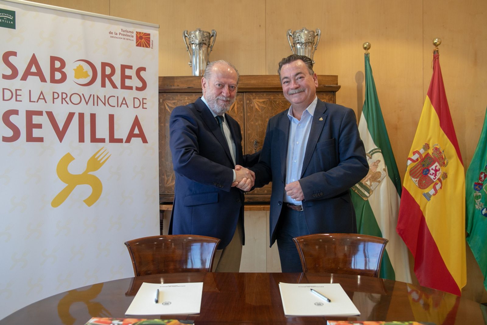 El presidente en funciones de la Diputación, Fernando Rodríguez Villalobos, se ha reunido con el presidente de la Asociación Provincial de Celíacos de Sevilla (Asprocese), Diego Serrano.