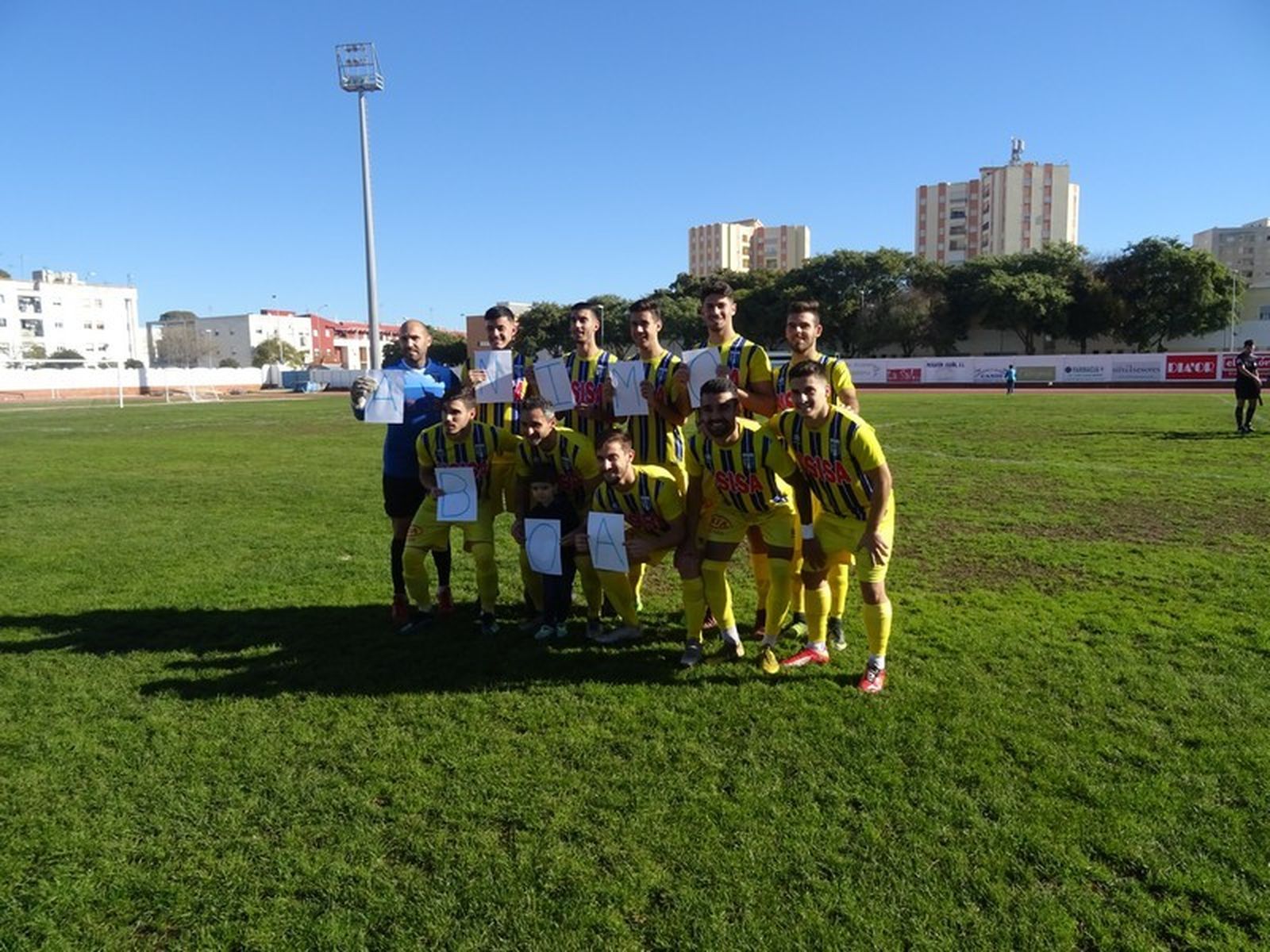 Los jugadores del Isla Cristina animaron a Boa antes del inicio del partido