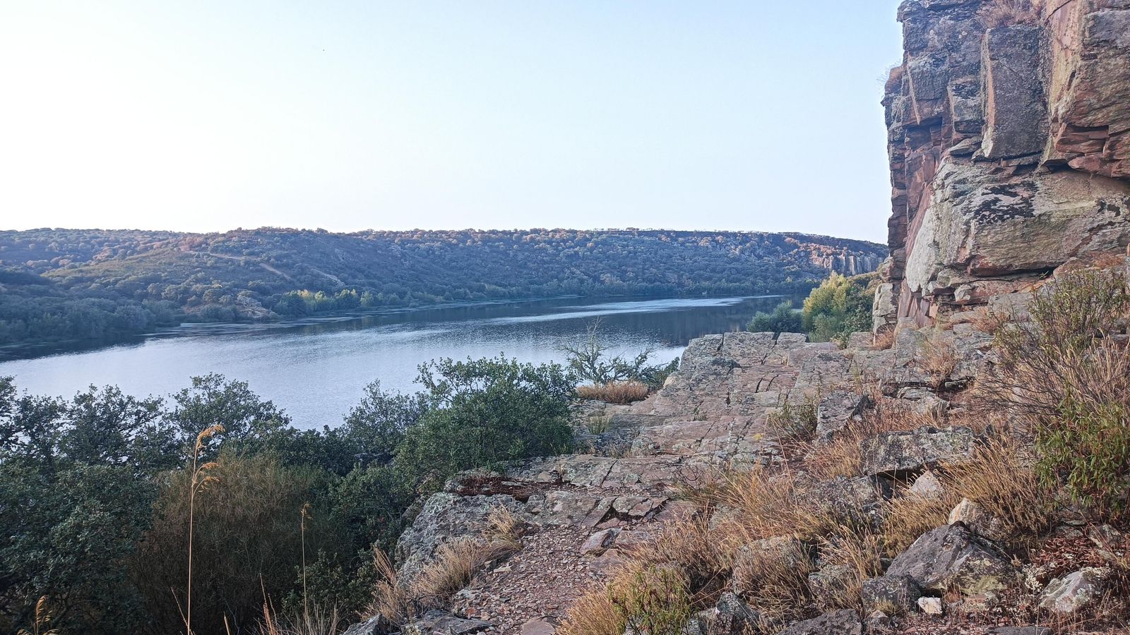 En la otra orilla del Esla, el sendero es bastante abrupto.