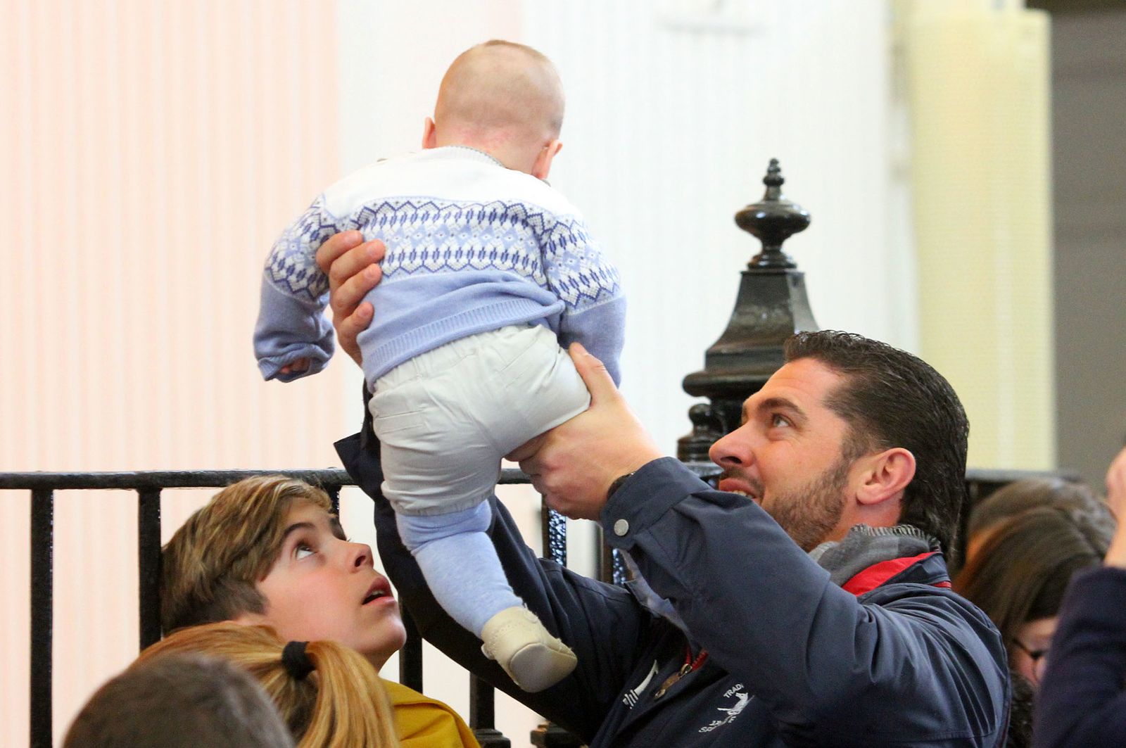 El Rocío celebra La Candelaria con la presentación de los niños a la Virgen, en imágenes