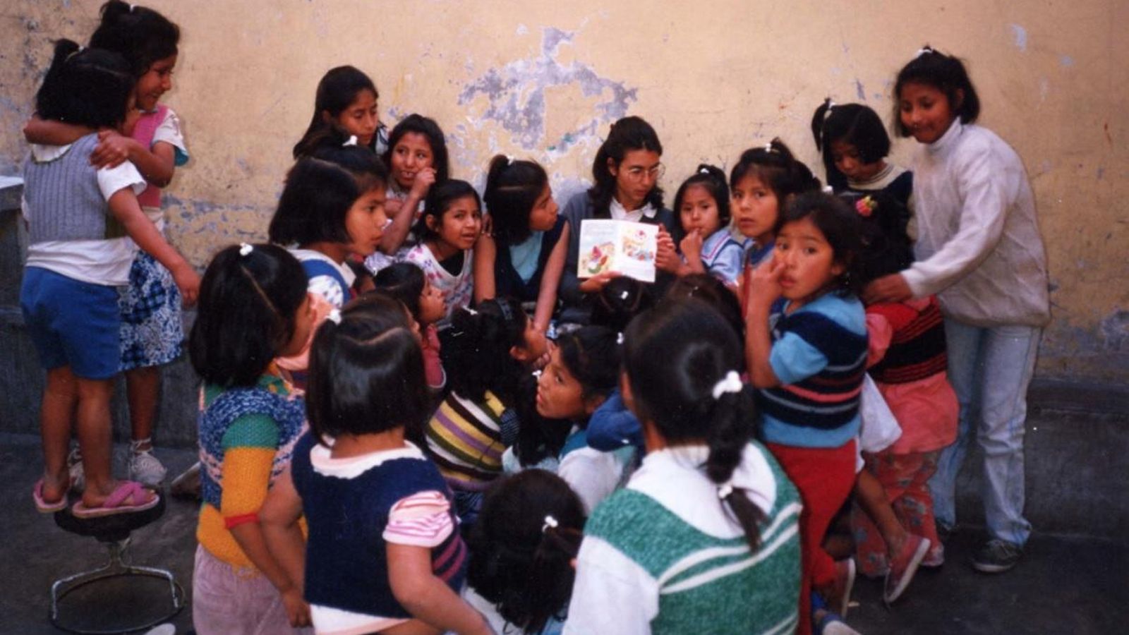 Mercedes Gil, en Perú con un grupo de niñas en uno de sus primeros voluntariados.