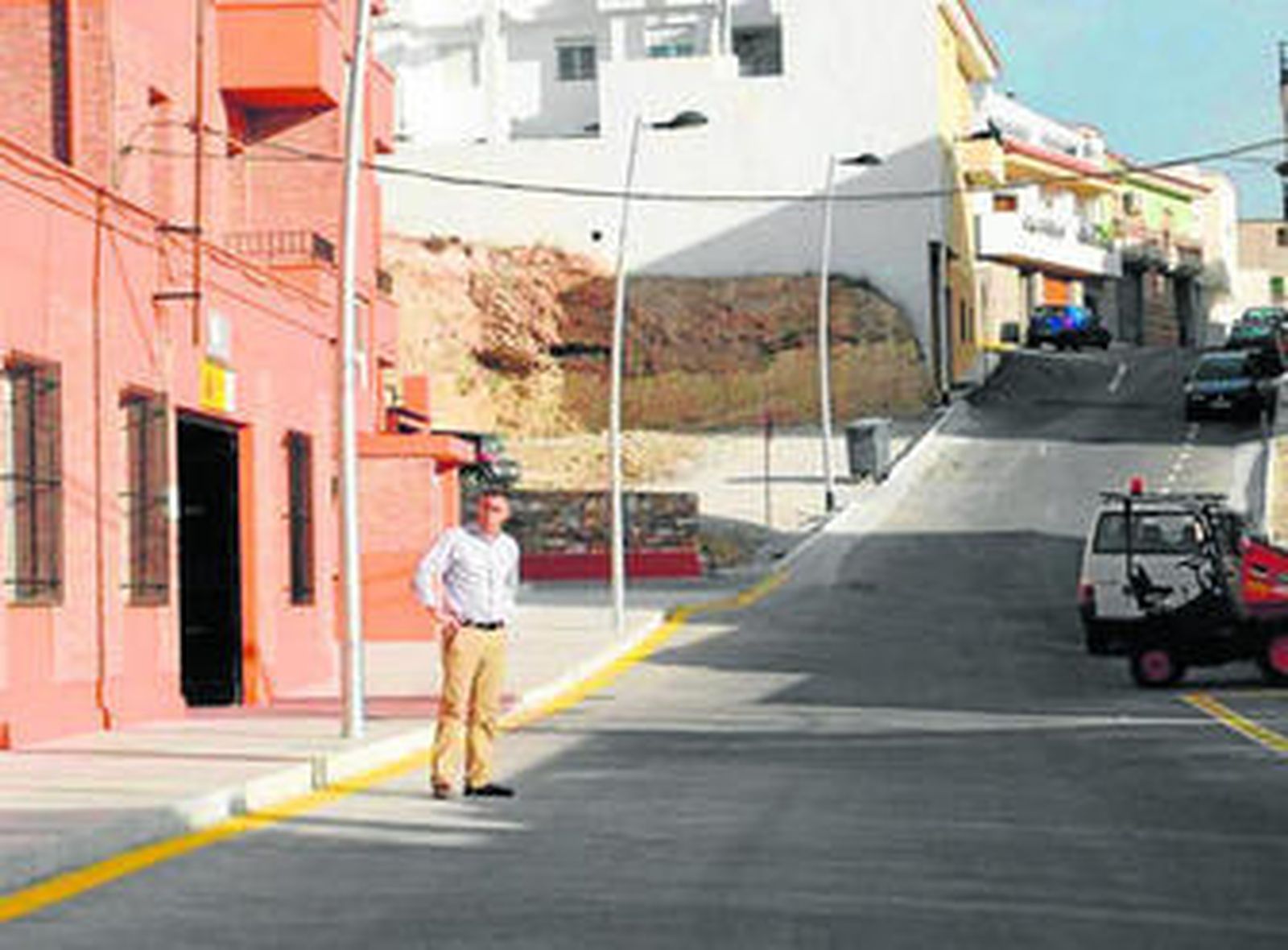 El alcalde en el barrio Poeta Villaespesa donde ya se mejoró la iluminación hace unos meses.