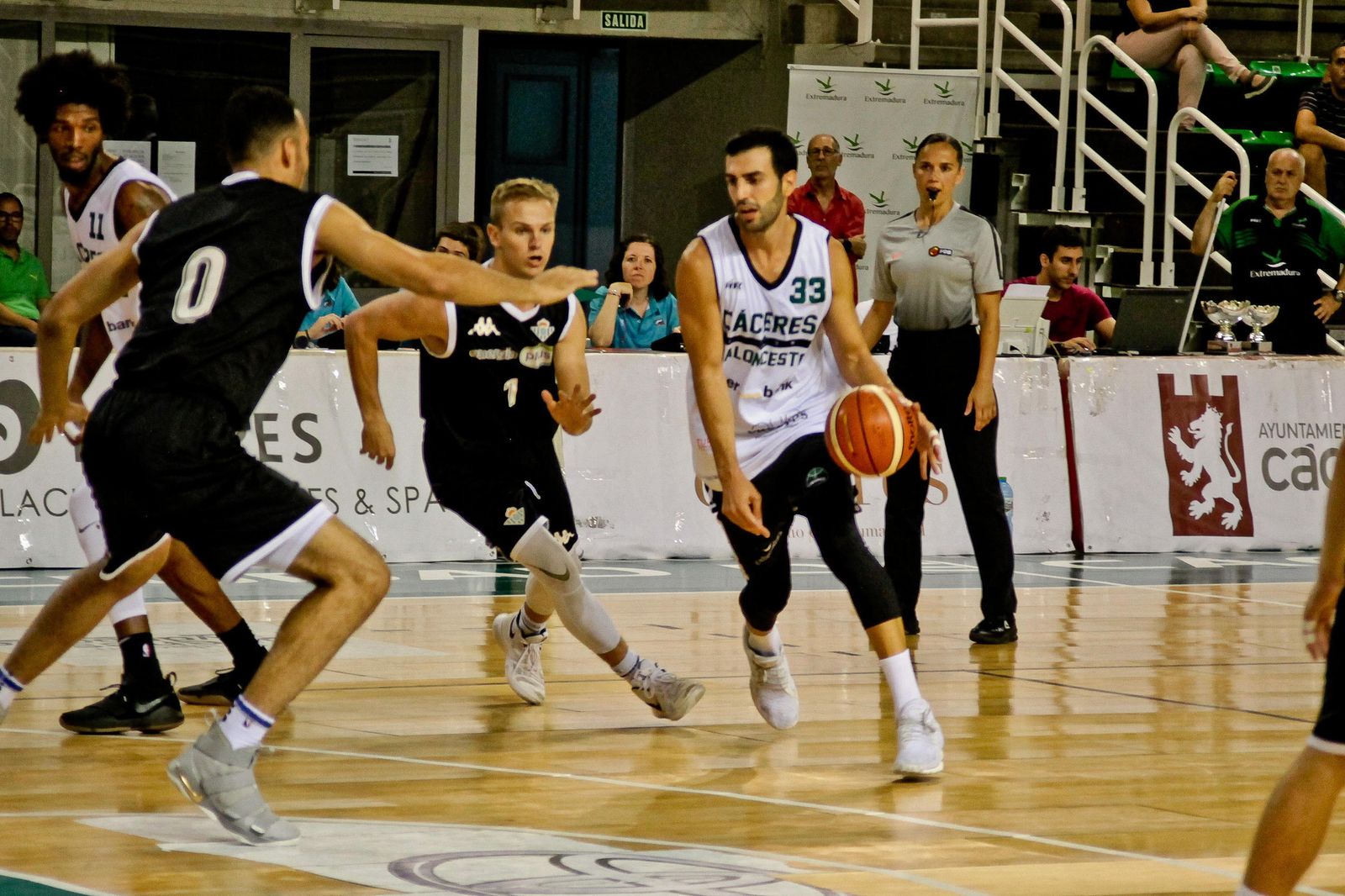 Dee persigue a Luis Parejo en presencia de Obi.