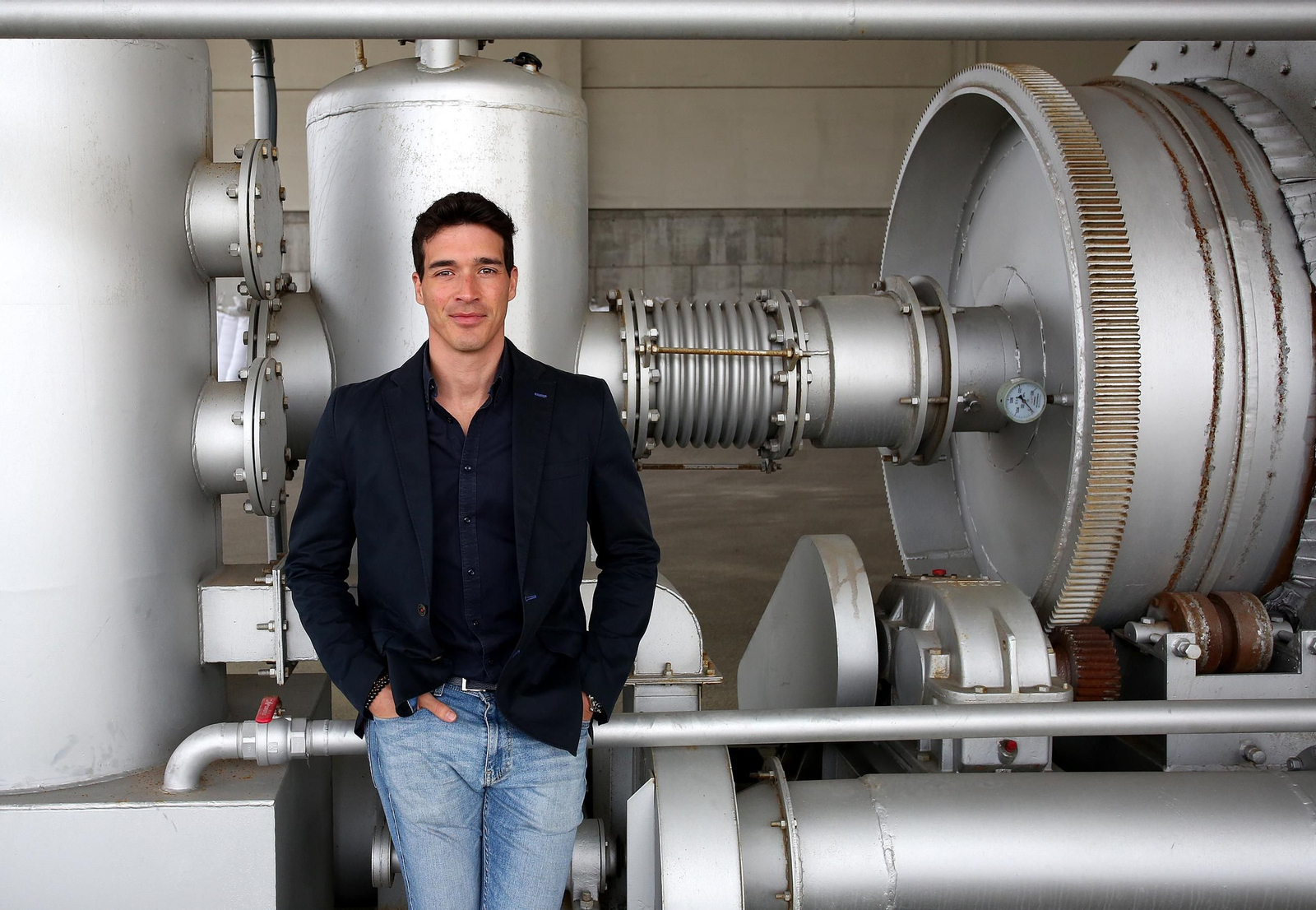 El CEO de Nantek, Carlos Uraga, ante uno de sus reactores