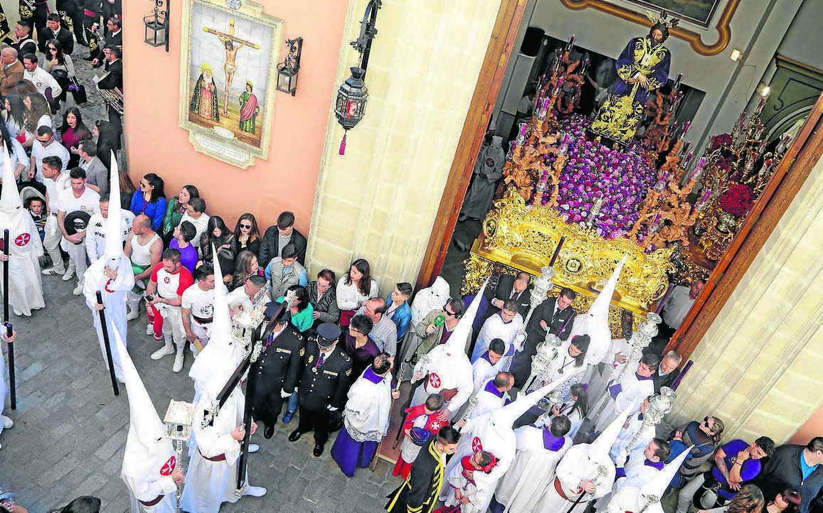 El paso del Cautivo se planta ante la puerta de la Capilla del Cristo del Amor antes de acometer la maniobra de salida ante un público que espera ansioso.