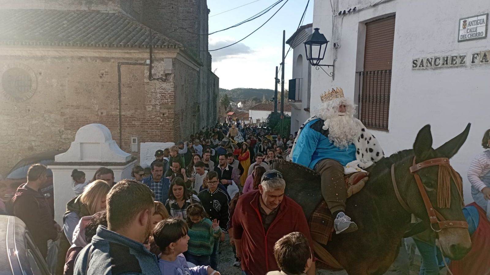 El Rey Melchor pasea en burro por Castaño del Robledo.