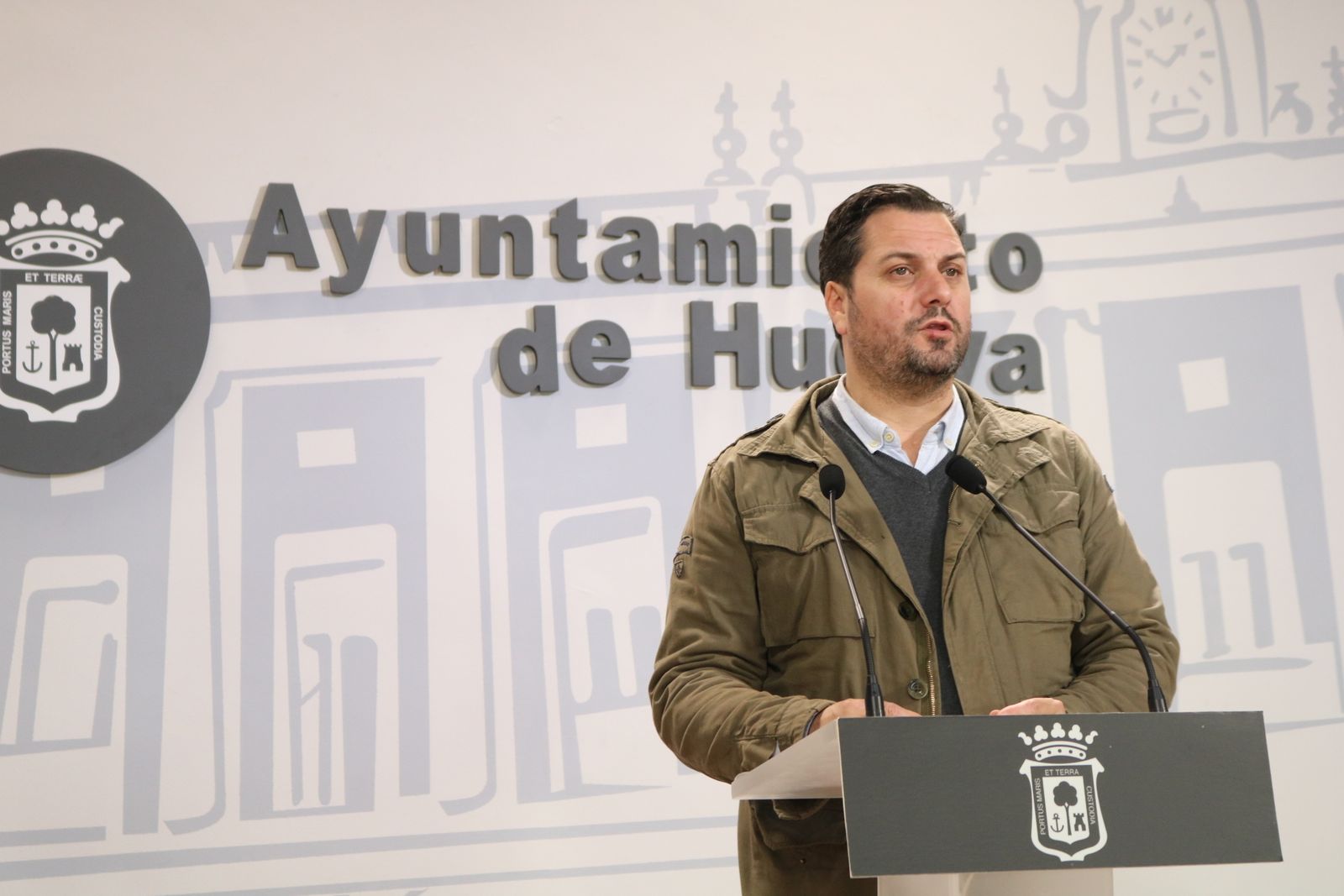 Jaime Pérez en el Ayuntamiento de la capital onubense.