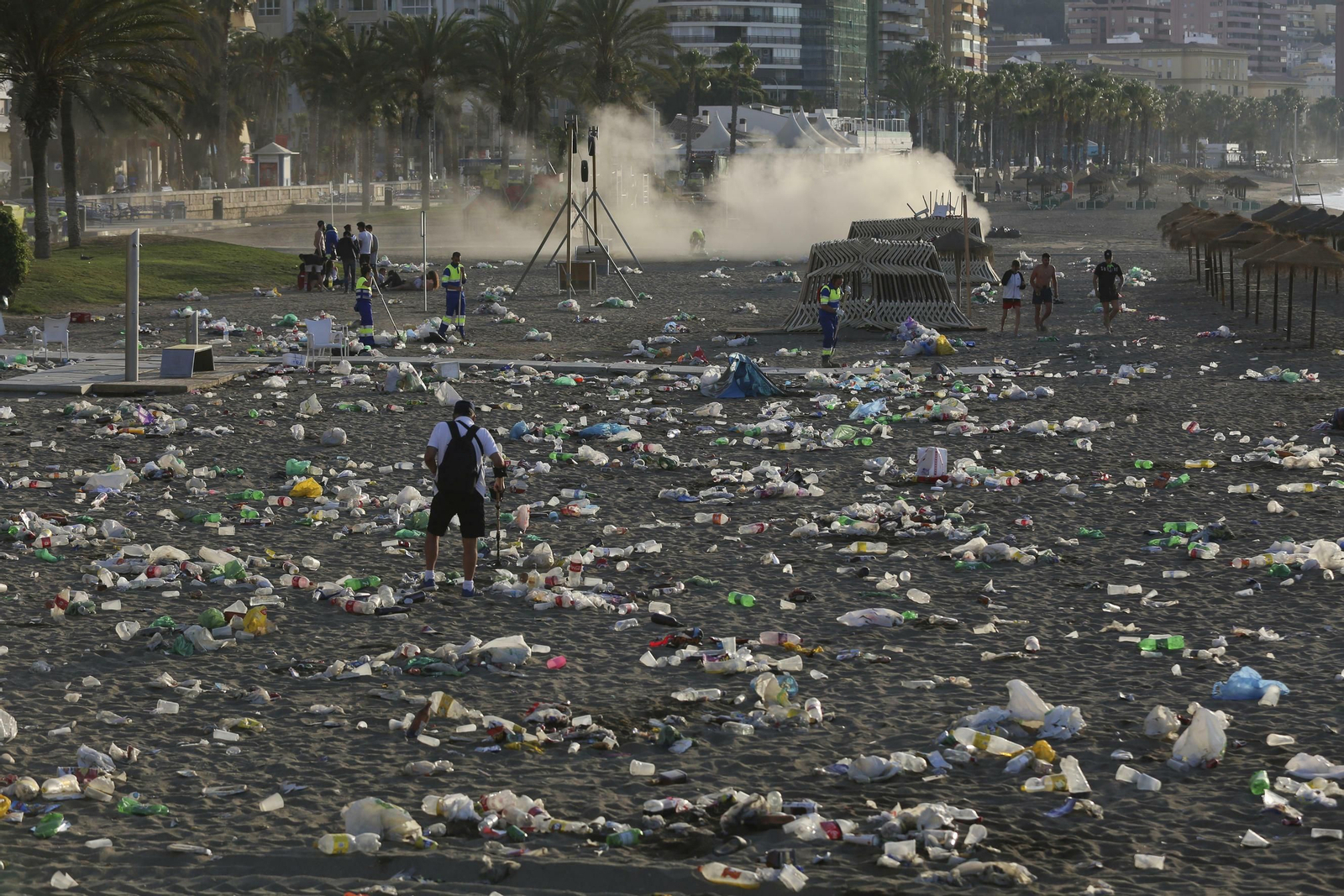 Las fotos de la basura en las playas de Málaga tras San Juan