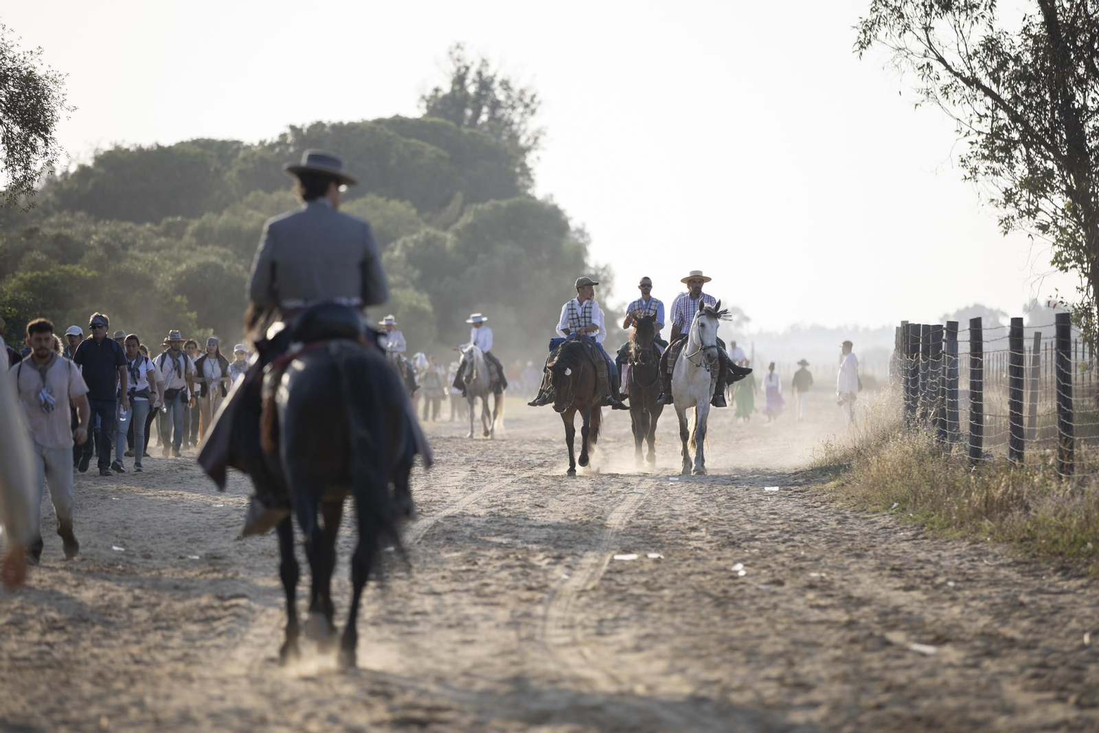 El Rocío 2023: Imágenes de la entrada de la Hermandad de Huelva en El Rocío