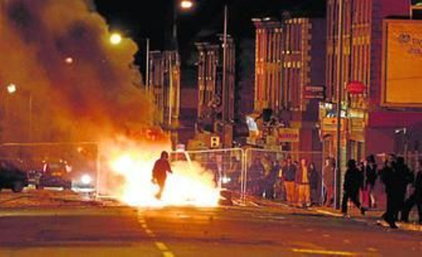 Un grupo de manifestantes se parapetaba tras una barricada en Liverpool, la noche del pasado martes.