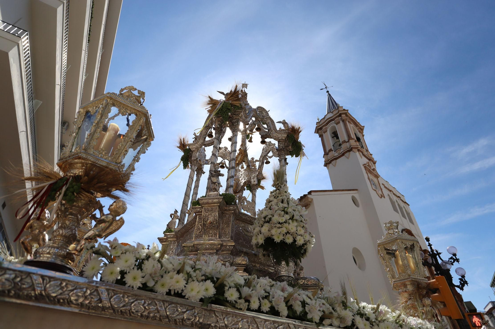 Imágenes del Corpus Christi recorriendo las calles de Huelva