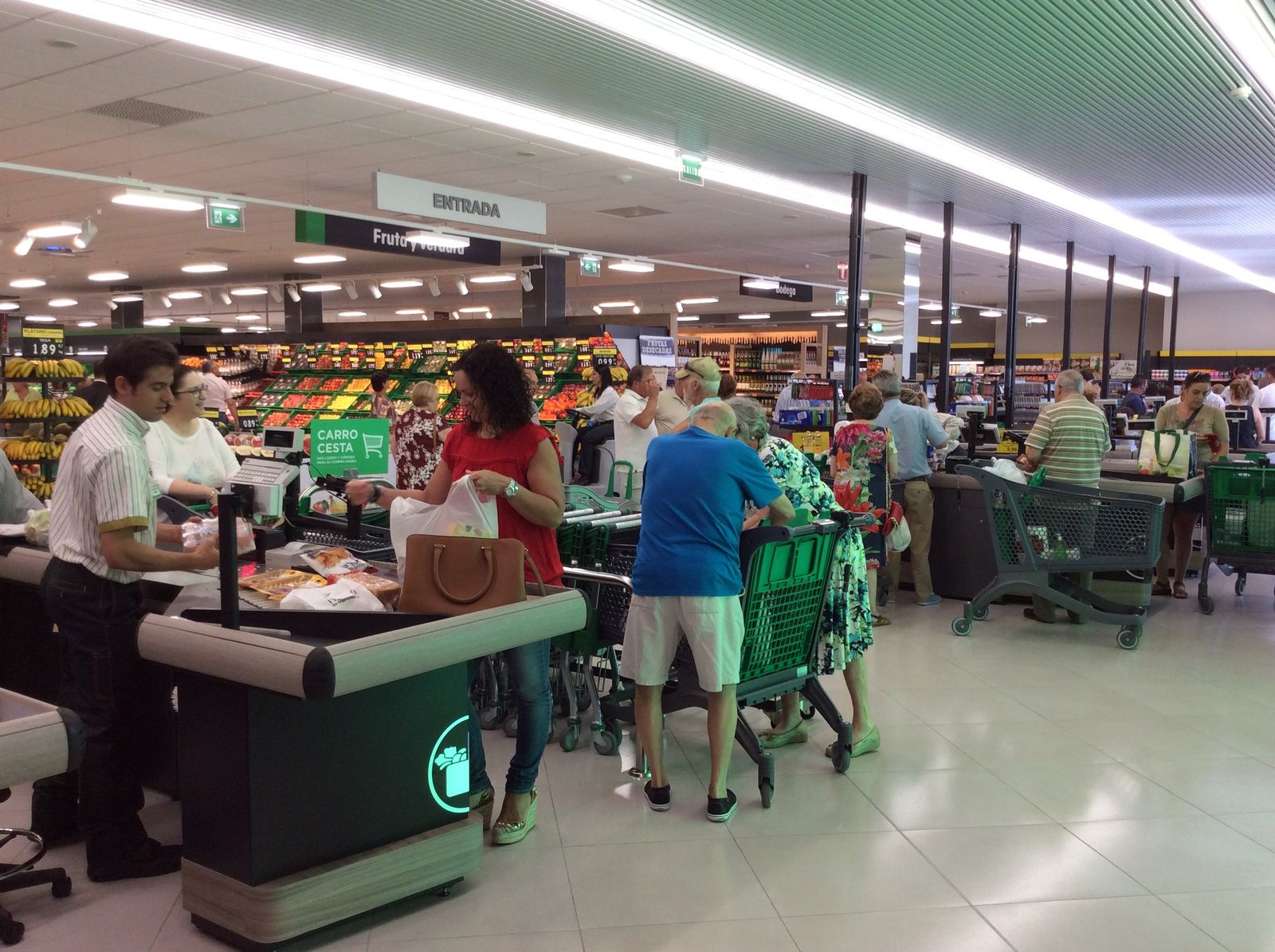 Interior del supermercado de Mercadona en Mairena del Alcor.