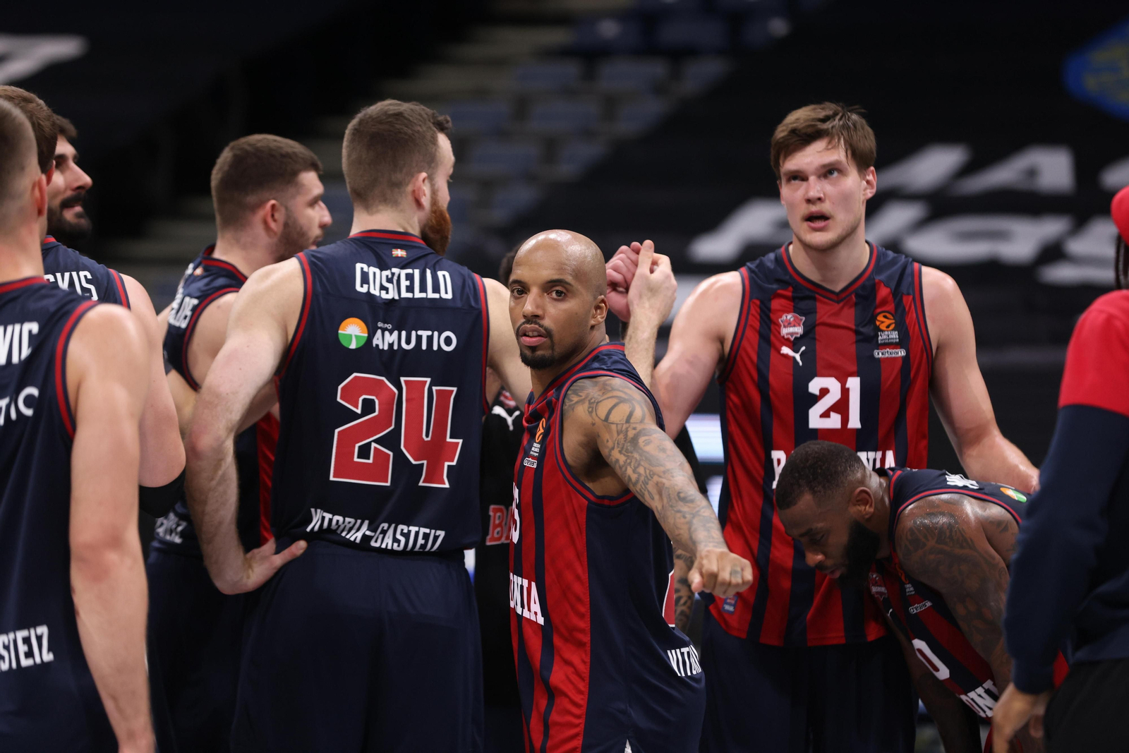Los jugadores del Baskonia, en el partido.
