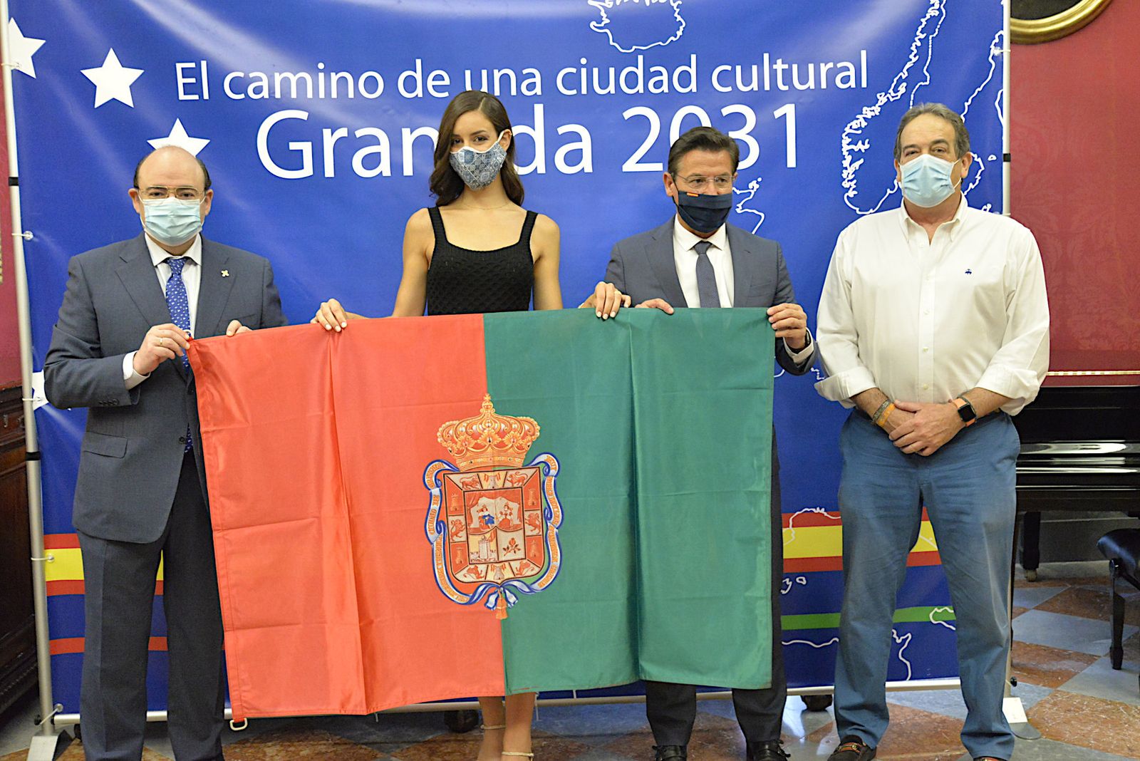 Granada entrega su bandera a la candidata a Miss World Spain