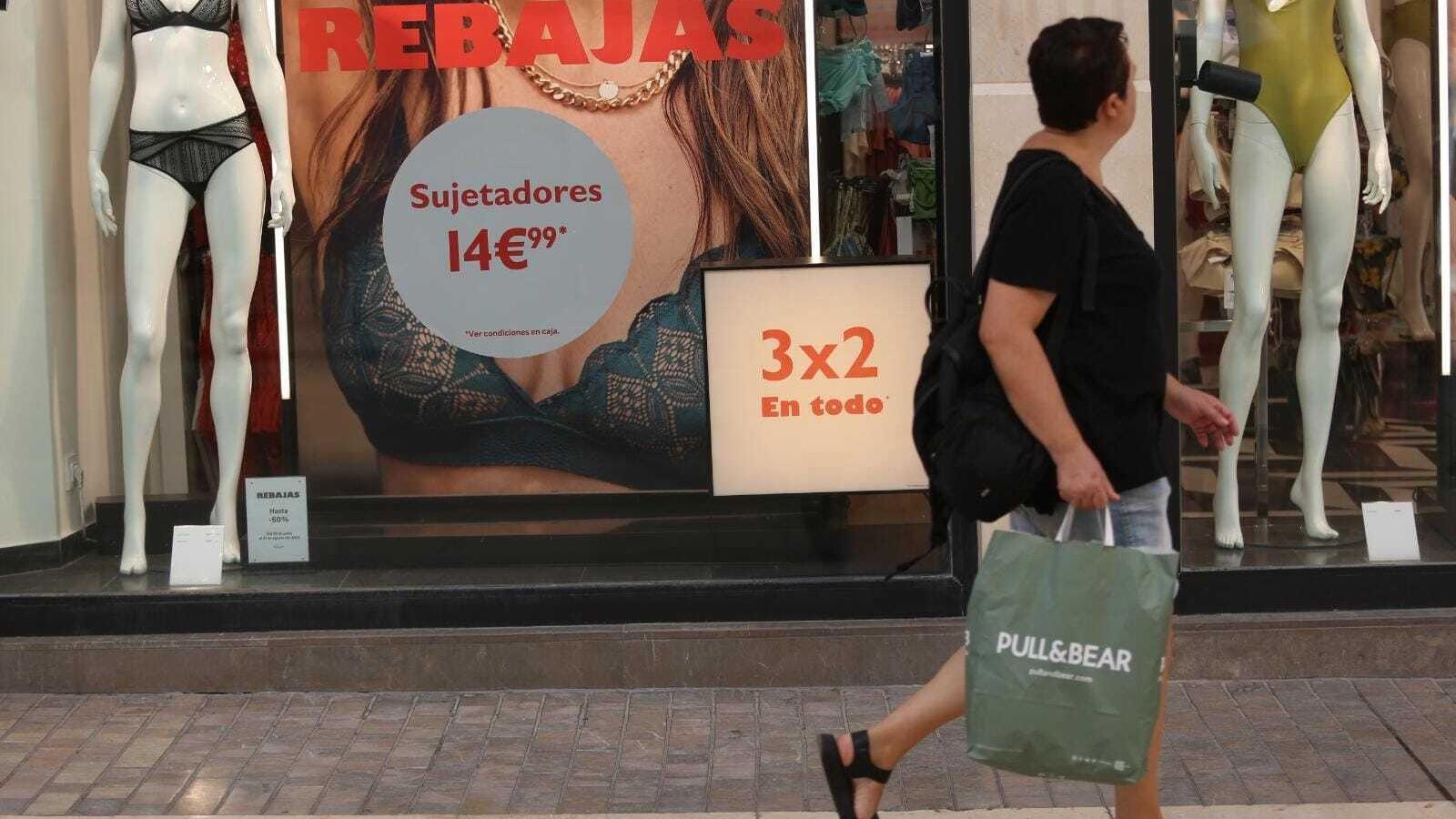 La falta de productos ha provocado que algunos comercios rebajen menos el precio de sus prendas.