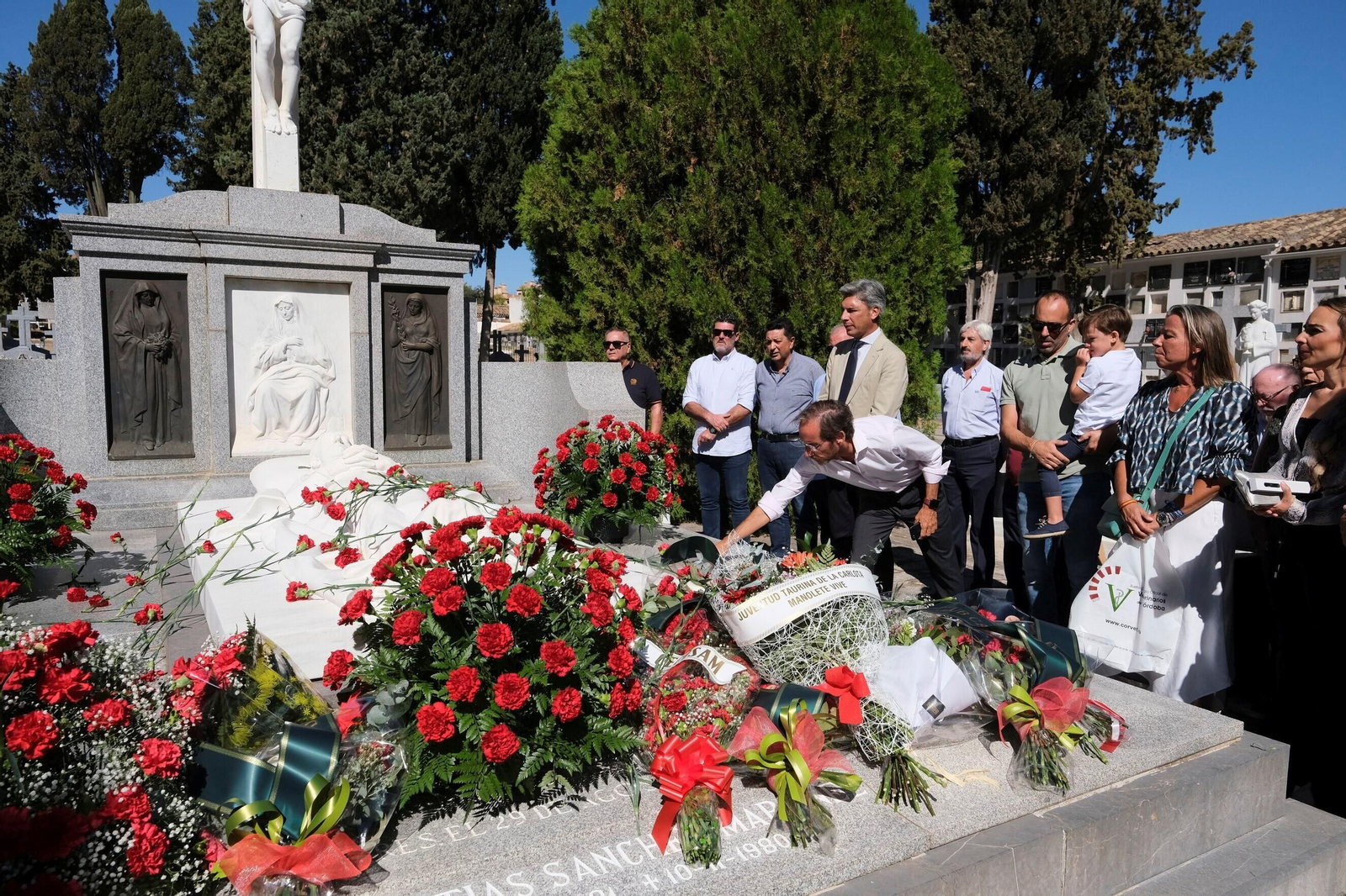 Las fotografías de la ofrenda floral a Manolete en Córdoba: entre claveles rojos y hazañas