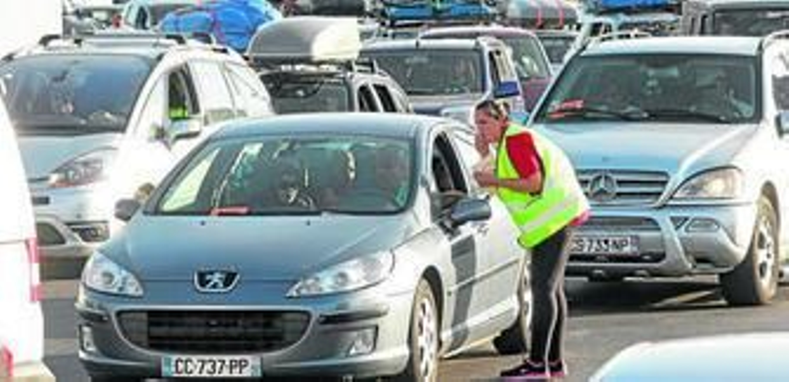 Imagen de vehículos esperando en las parcelas habilitadas junto a la estación marítima.