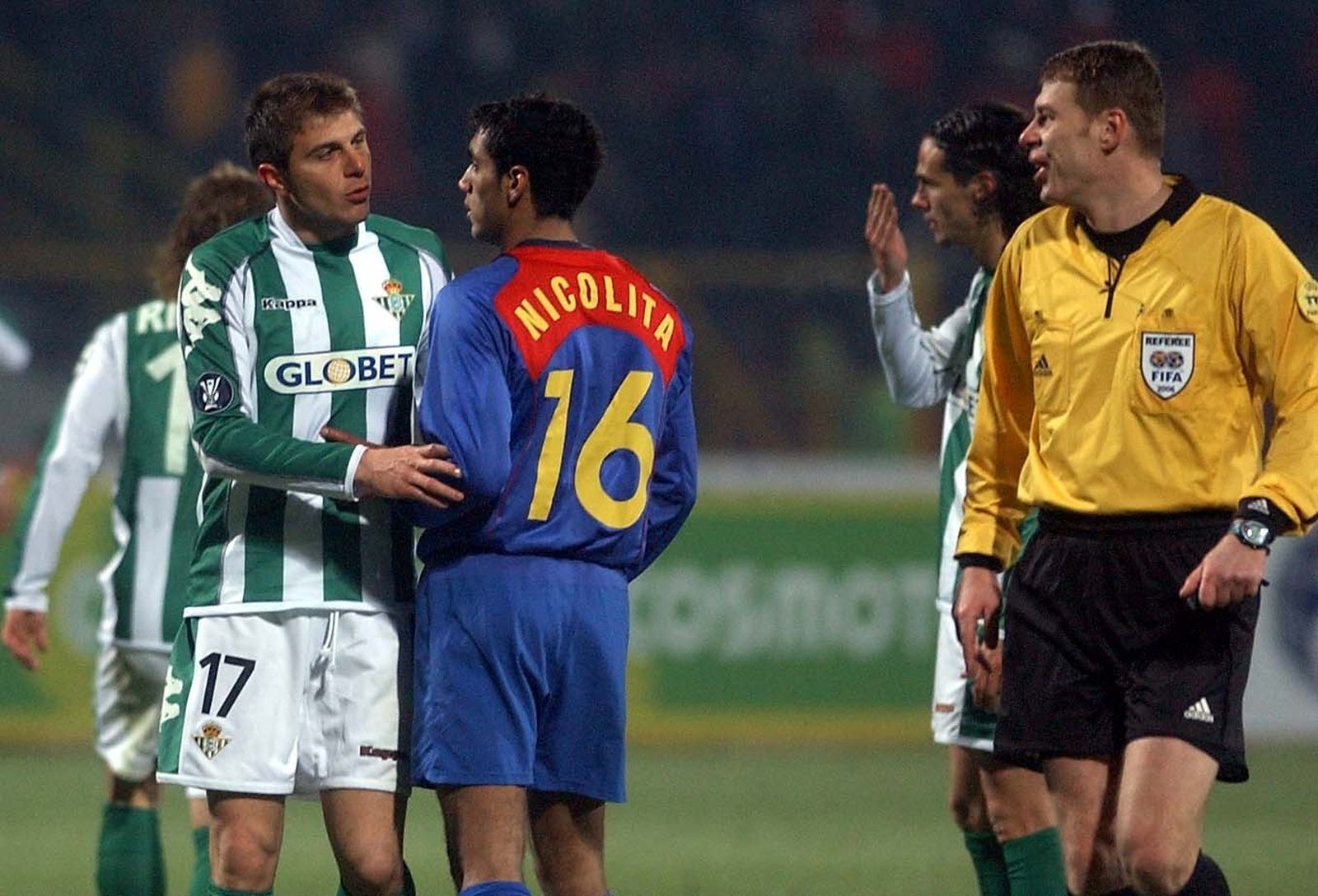 Joaquín, ante Nicolita en el Betis-Steaua de la Copa de la UEFA 2005-06.