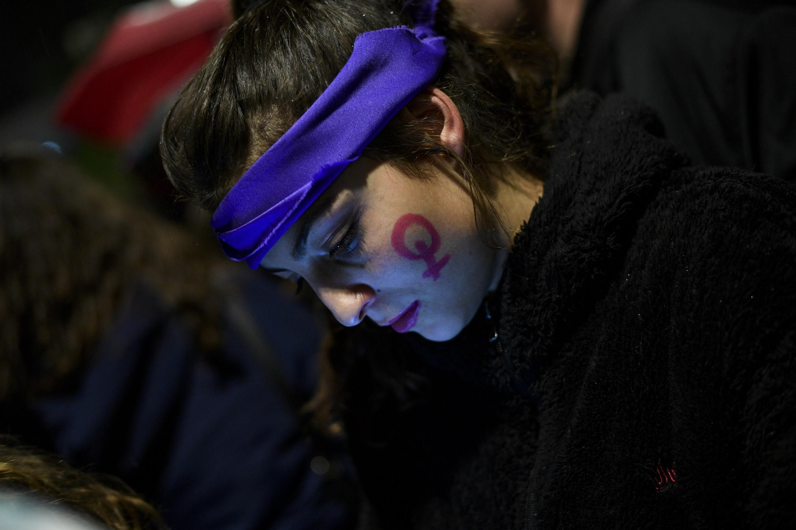 Una joven en una manifestación contra la violencia a las mujeres.